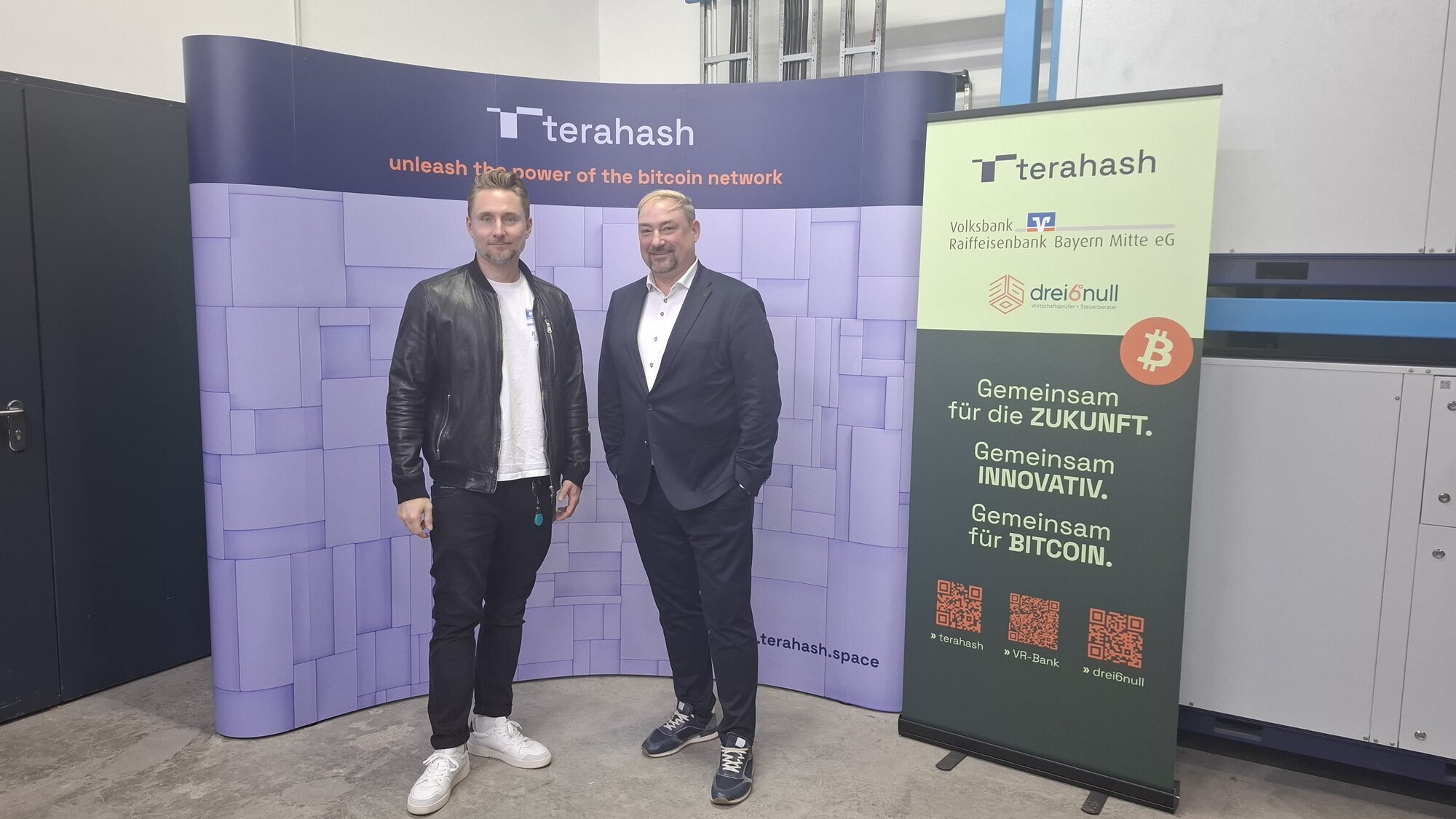 Kristian Kläger (links), Michèle Rascher (rechts) und Constantin Wenzlik (nicht im Bild) haben die terahash.powersystems GmbH gegründet. Über erneuerbare Energien, Bitcoin Mining und Abwärme wollen sie den Wirtschaftsstandort Deutschland wieder attraktiver machen. Foto: B4B/ Katharina Seeburger