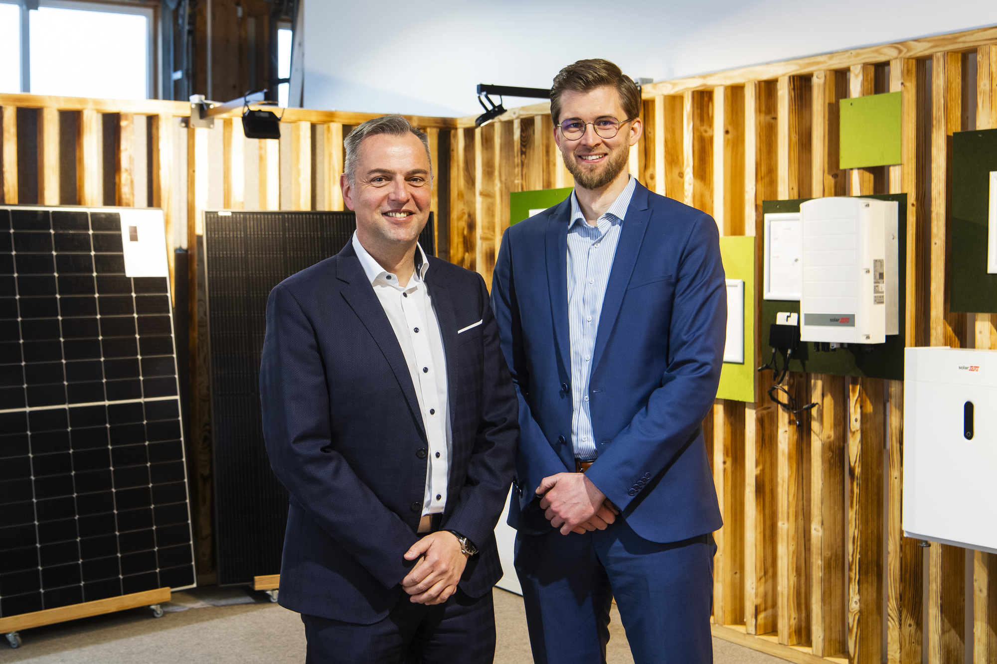 Dirk Weimann, Geschäftsführer Energie Schwaben, und Timo Straten (rechts), Geschäftsführer Energie Schwaben Solar, freuen sich über das neue Tochterunternehmen Energie Schwaben Solar. Foto: Energie Schwaben
