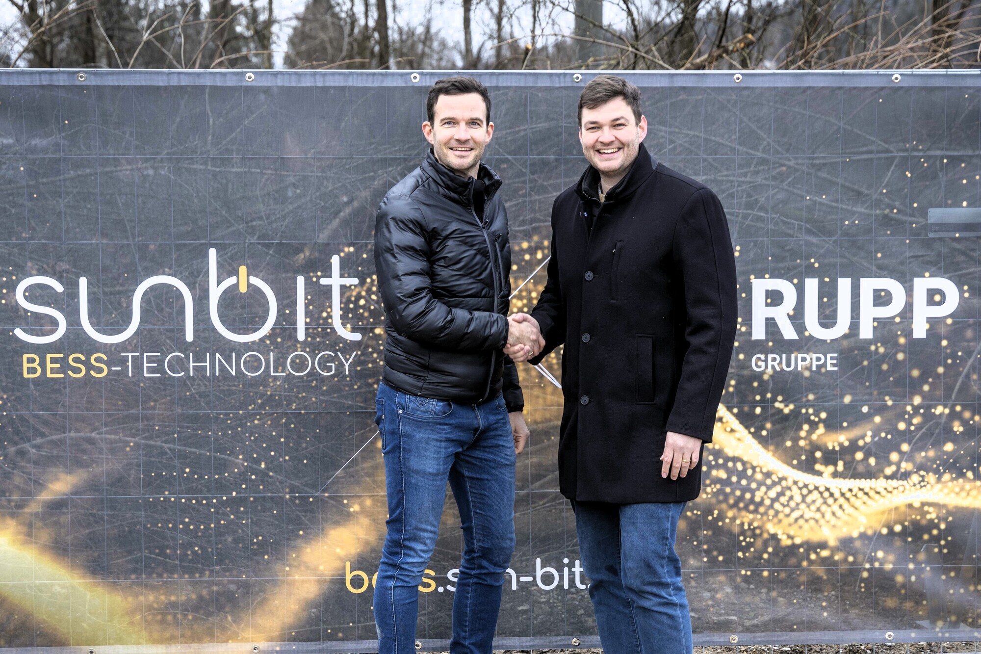Mit ihrer Zukunftspartnerschaft wollen Tobias Bihlmaier (links), Geschäftsführer der Sunbit Energietechnik, und Fabian Rupp, Geschäftsführer der Rupp Gruppe, für eine verlässliche, flexible Energieversorgung durch Batteriegroßspeicher sorgen. Foto: Rupp Gruppe
