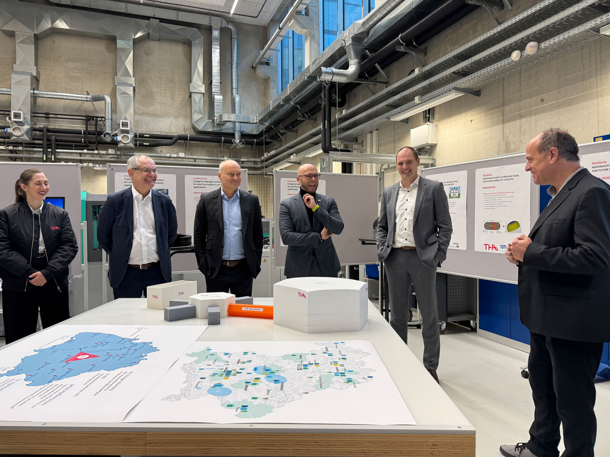 V. l. n. r.: Sabrina Barm, Doktorandin an der THA, Michael Wörle, Erster Bürgermeister der Stadt Gersthofen, Prof. Dr. Dr. h.c. Gordon Thomas Rohrmair, Präsident der THA, Dr. Fabian Mehring, Digitalminister und Prof. Dr. Frank Danzinger, Vizepräsident für Technologie und Forschung. Im Vordergrund steht das Modell des TTZ-Gebäudes. Foto: Stadt Gersthofen, Wera v. Witzleben