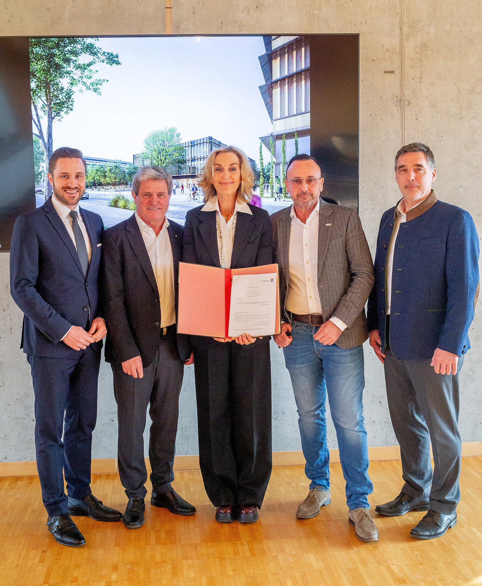 Die Vertragsunterzeichnung für die Campuserweiterung der TH Rosenheim. V.l.n.r: Daniel Artmann, Professor Heinrich Köster, Doris Lackerbauer, Andreas Fischer, Thomas Kirchberger. Foto: Staatliches Bauamt Rosenheim/Lion.