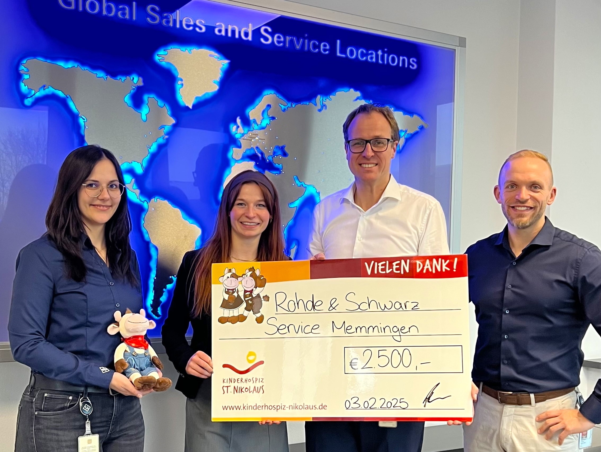 Spendenübergabe in Memmingen bei Rohde &amp; Schwarz an das Kinderhospiz St. Nikolaus in Bad Grönenbach. V.l.: Katharina Steiner (Teamassistenz bei Rohde &amp; Schwarz), Luisa Miorin (Kinderhospiz im Allgäu e.V.), Alexander Zahn (Teamleiter Rohde &amp; Schwarz), Simon Mangler (Leiter Service Center Rohde &amp; Schwarz) Foto: Mariana Hergl