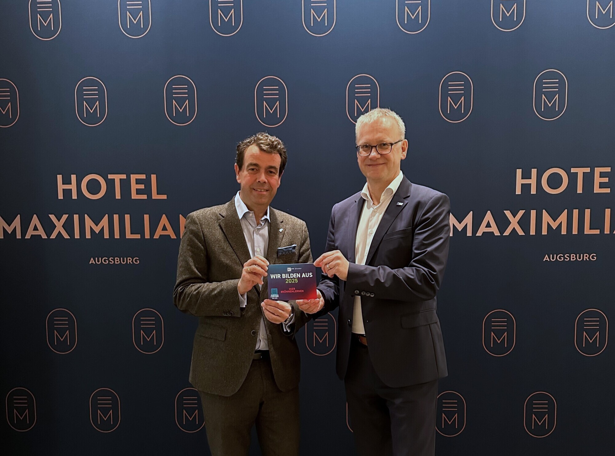 (v.l.n.r.): Managing Director Theodor Gandenheimer und IHK-Regionalgeschäftsführer Jens Walter bei der Übergabe des IHK-Ausbildungssignets. Foto: Thomas Richter/ Hotel Maximilians.