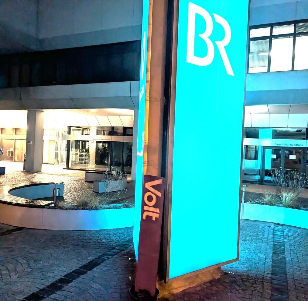 Volt hat rund 50 lilafarbene Holzbalken vor diversen Medienhäusern unter anderem in München, Frankfurt, Erfurt, Köln und Mainz platziert. Foto: Volt