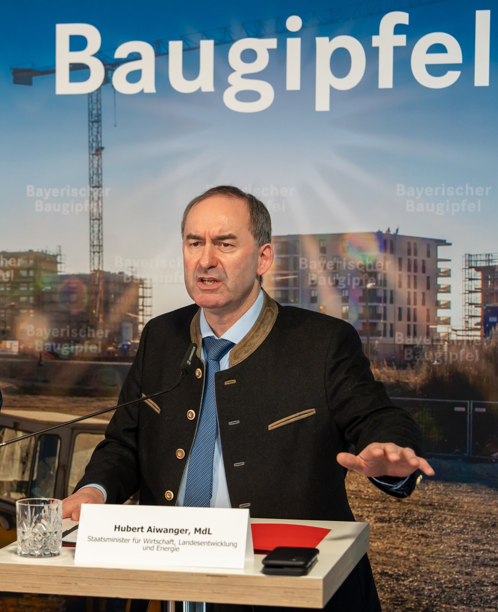 Bayerns Wirtschaftsminister Hubert Aiwanger beim Bayerischen Baugipfel.