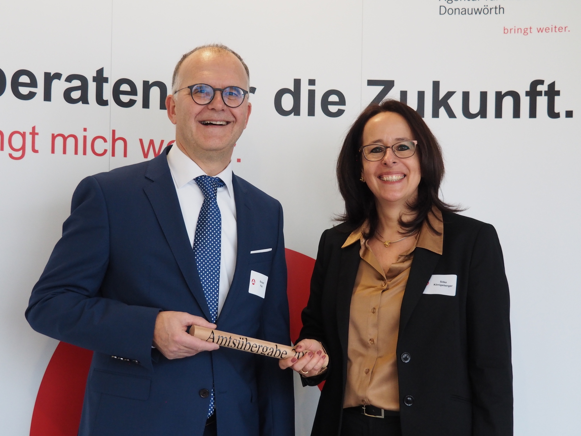 Staffelstabübergabe in der Agentur für Arbeit Donauwörth: Richard Paul übergibt sein Amt an Nachfolgerin Silke Königsberger. Foto: Christine Jung