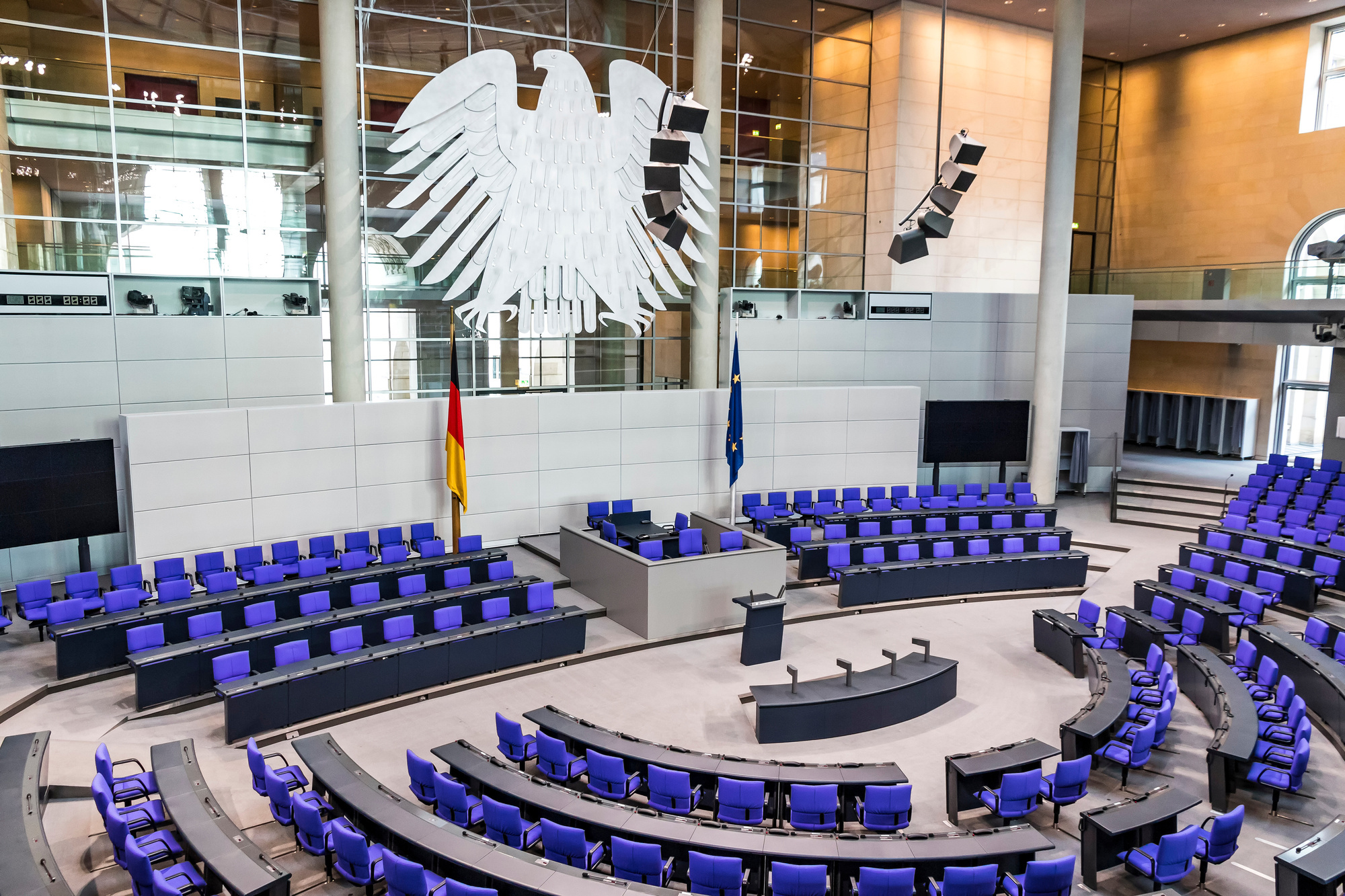 Plenarsaal des Deutschen Bundestags. Quelle: stock.adobe.com/katatonia