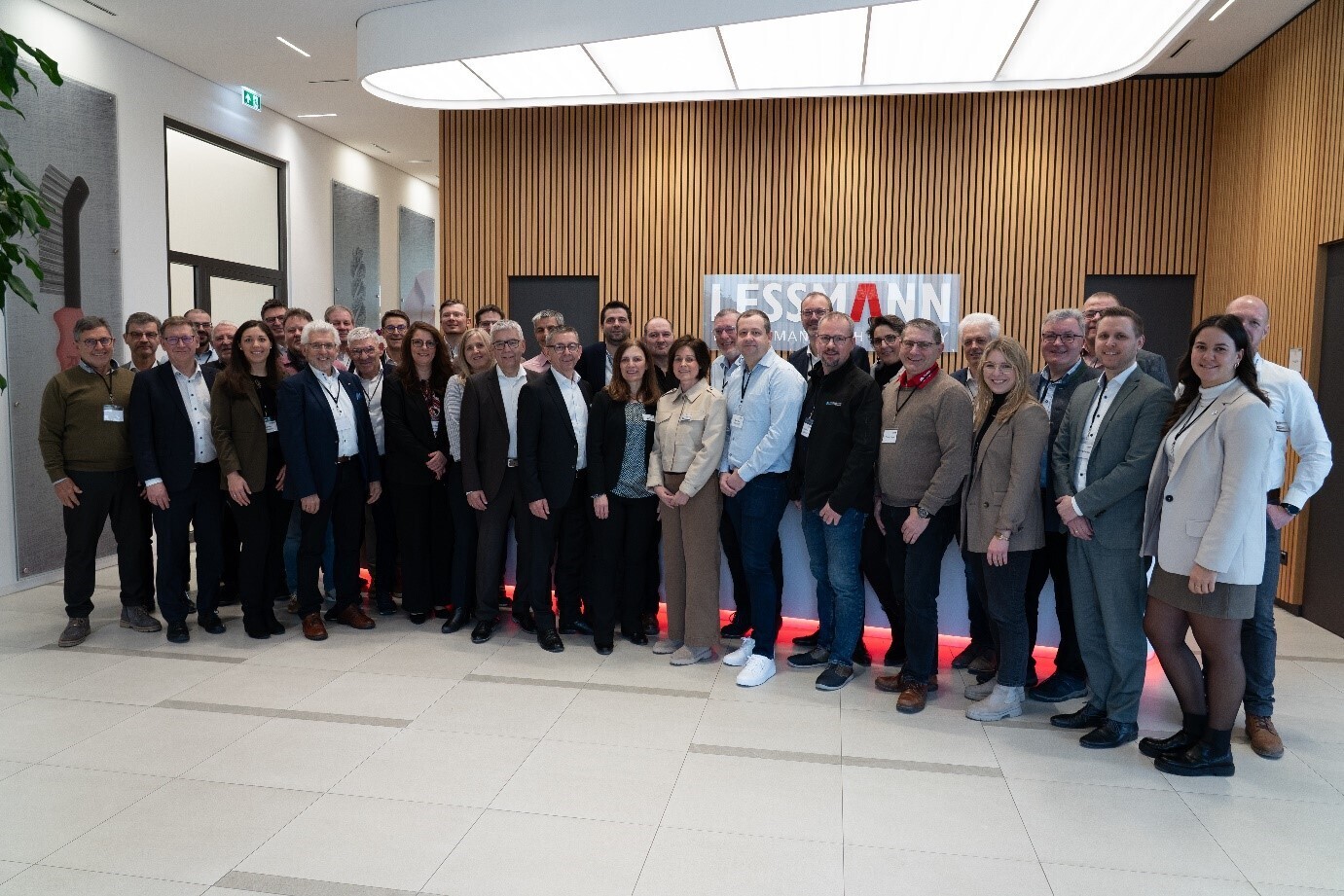 Regionale Wirtschaft im Austausch beim Unternehmerfrühstück des Wirtschaftsförderverbandes Donau-Ries bei der Lessmann GmbH in O