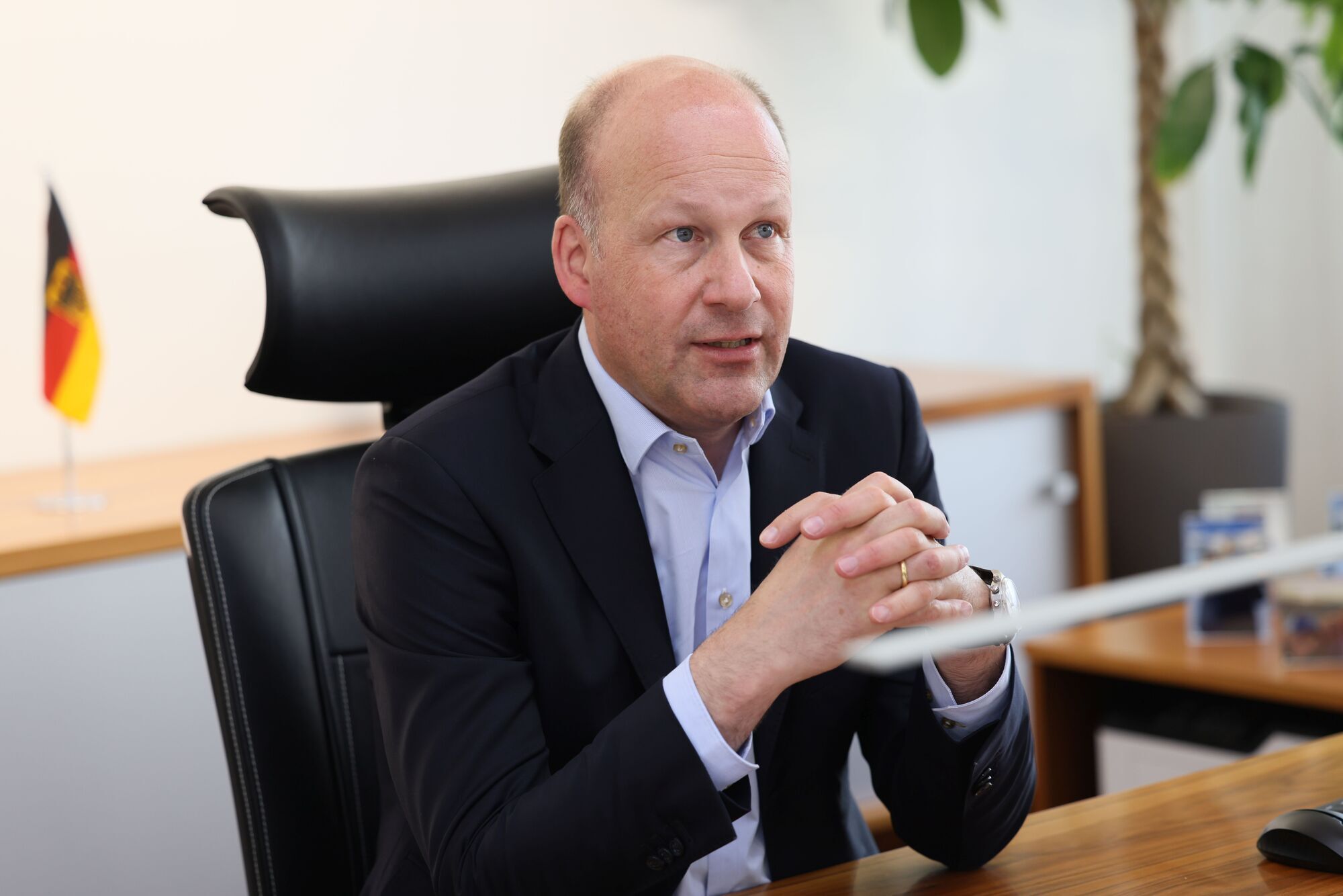 Landrat Martin Sailer fürchtet noch mehr Bürokratie und wendet sich an den Innenminister Joachim Hermann.