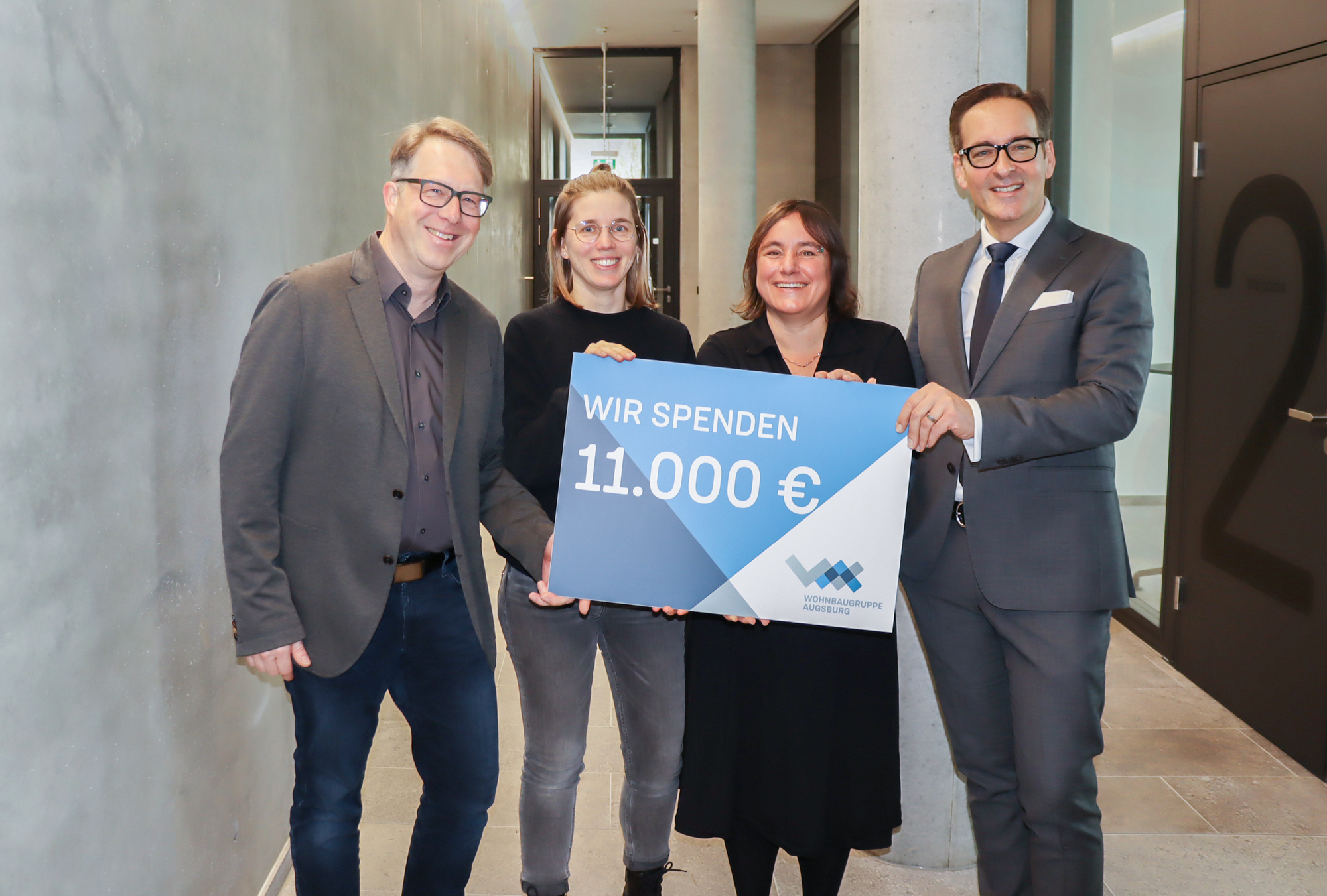 Die Wohnbaugruppe Augsburg übergibt Spende an das Projekt „Kleine Entdecker“. Von links nach rechts: Geschäftsführer Alexander Smienk und Vorsitzende Katja Haag des Freiwilligen-Zentrums Augsburg e.V, 2. Bürgermeisterin Martina Wild und Wohnbaugruppe-Geschäftsführer Dr. Mark Dominik Hoppe. Foto: Wohnbaugruppe Augsburg/Carmen Mailbeck