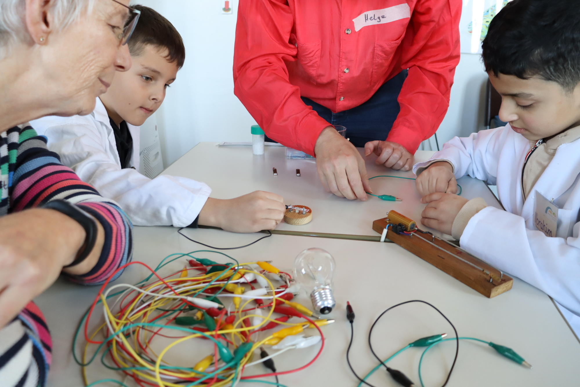 In Projektgruppen entdecken die Kinder naturwissenschaftliche Themen wie den Stromkreis – hier an der Martinschule in Oberhausen. Foto: Wohnbaugruppe Augsburg/Carmen Mailbeck