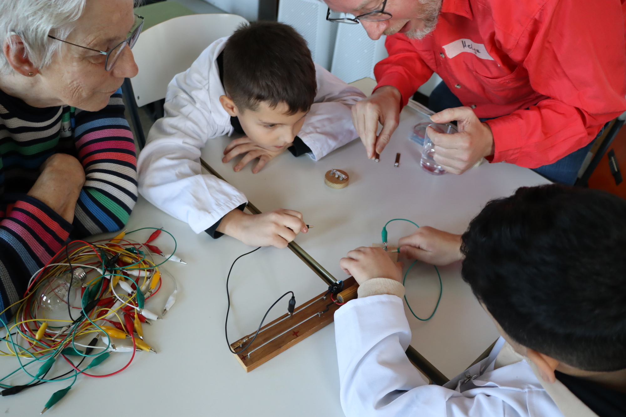 Im Projekt finden kindgerecht aufbereitete Experimente unter Anleitung von geschulten Freiwilligen statt. Foto: Wohnbaugruppe Augsburg/Carmen Mailbeck