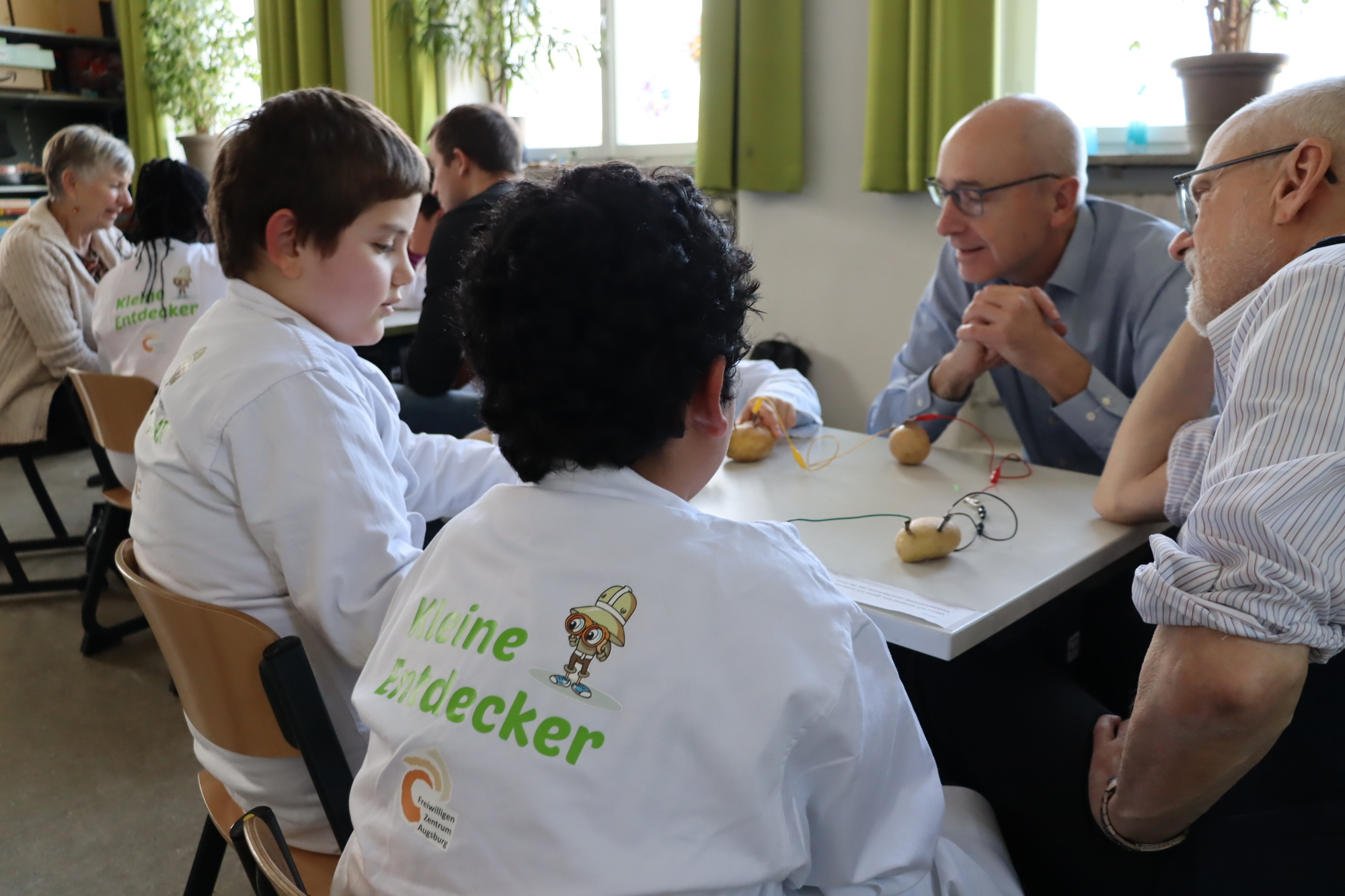 Gerade der Austausch miteinander ist für das Bildungsangebot entscheidend. Er fördert die Sprach- und Sozialkompetenz der jungen Forscherinnen und Forscher. Foto: Wohnbaugruppe Augsburg/Carmen Mailbeck