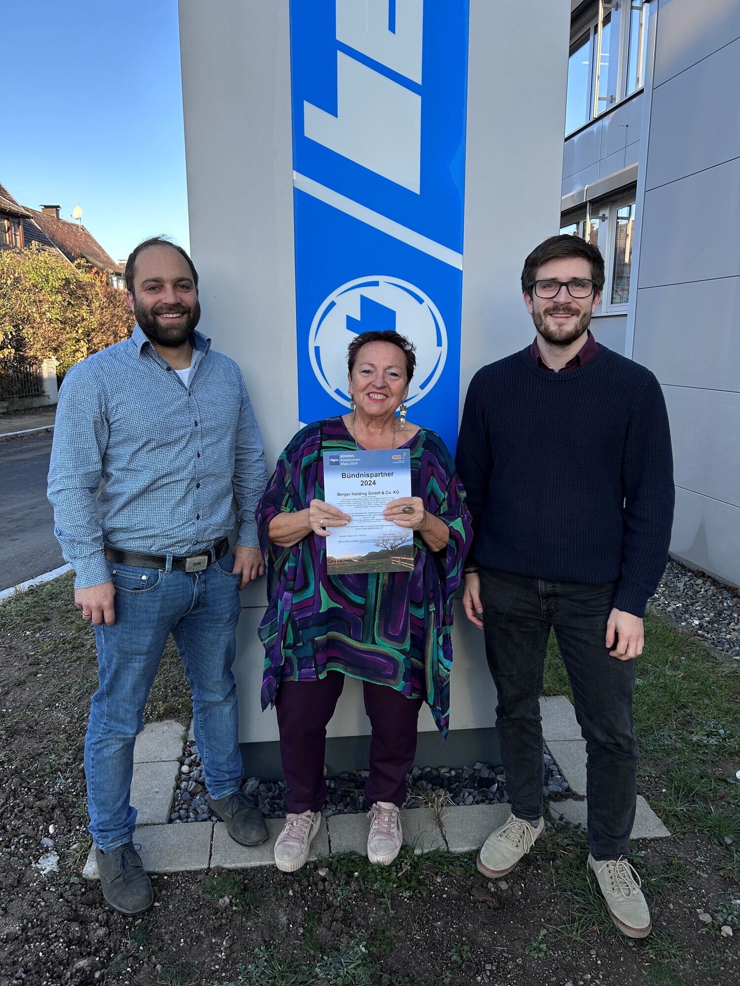 Von links nach rechts: Roland Wild, Leiter Produktions-Service-Management; Karin Berger-Haggenmiller, CEO; Dominik Ruchte, Projektleiter Nachhaltigkeitsmanagement. Foto: Berger Gruppe