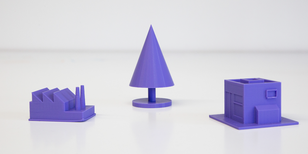 Mit diesen und weiteren Elementen lernen die Spielerinnen und Spieler im Projekt TexTiles der Technischen Hochschule Augsburg mehr über die Kreislaufwirtschaft bei der Textilproduktion. Elemente des interaktiven Exponats. Bild: Olga Toltinova, THA