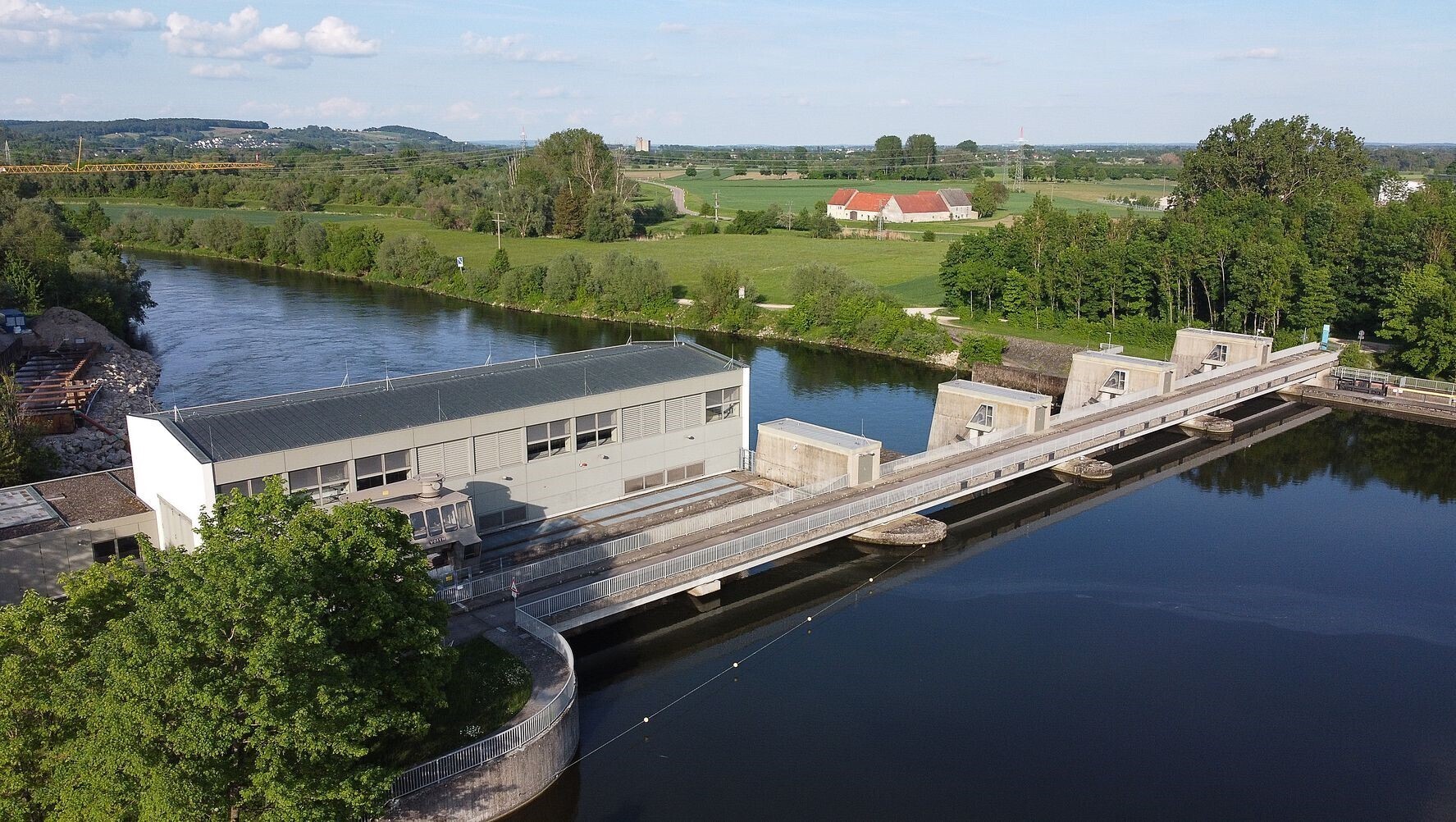 Das Kraftwerk Donauwörth gehört zu den vier leistungsstarken Donaukraftwerken der Mittlere Donau Kraftwerke AG. Sie produzieren im Jahr für 61.000 Haushalte Strom aus erneuerbarer Energie. Foto: LEW / Thorsten Franzisi