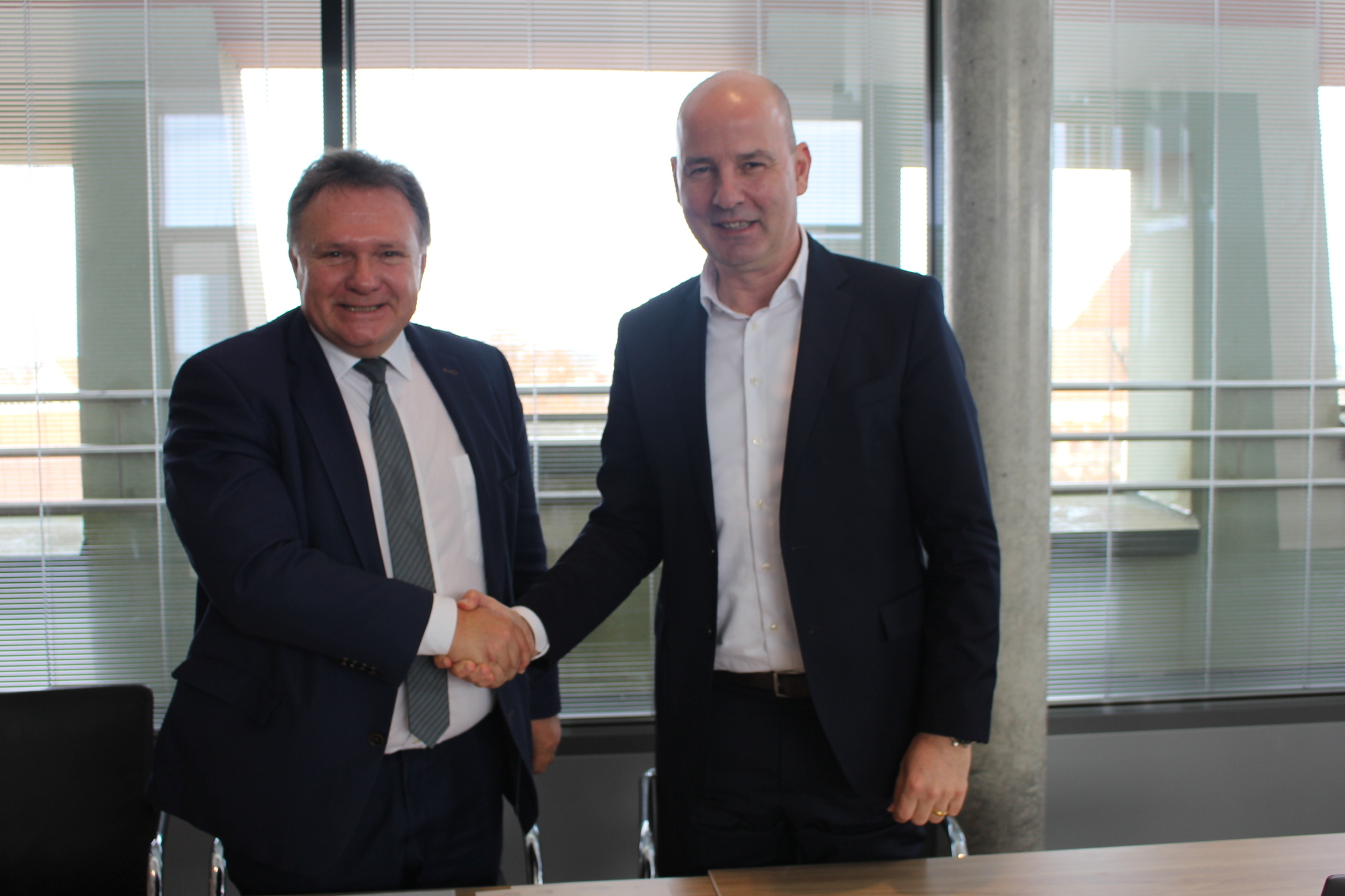 Stefan Bosse (links), OB von Kaufbeuren und Bezirksvorsitzender Schwaben im Bayerischen Städtetag und Marc Lucassen, Hauptgeschäftsführer der IHK Schwaben haben beide die Resolution zur Vollelektrifizierung der Bahnstrecken in Bayerisch-Schwaben unterschrieben. Foto: B4B/ Katharina Seeburger