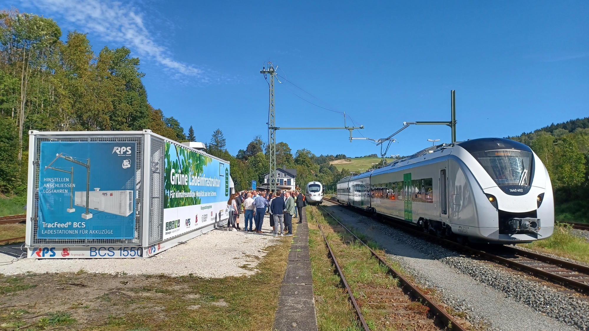 Die Ladestationen für Akku-Triebzüge sind zehn bis 20 Meter lange Oberleitungen, unter denen der Zug zum Laden hält. Hier ist das Pilotprojekt für den Verkehrsverbund Mittelsachsen zusehen. Foto: Carsten Söffker