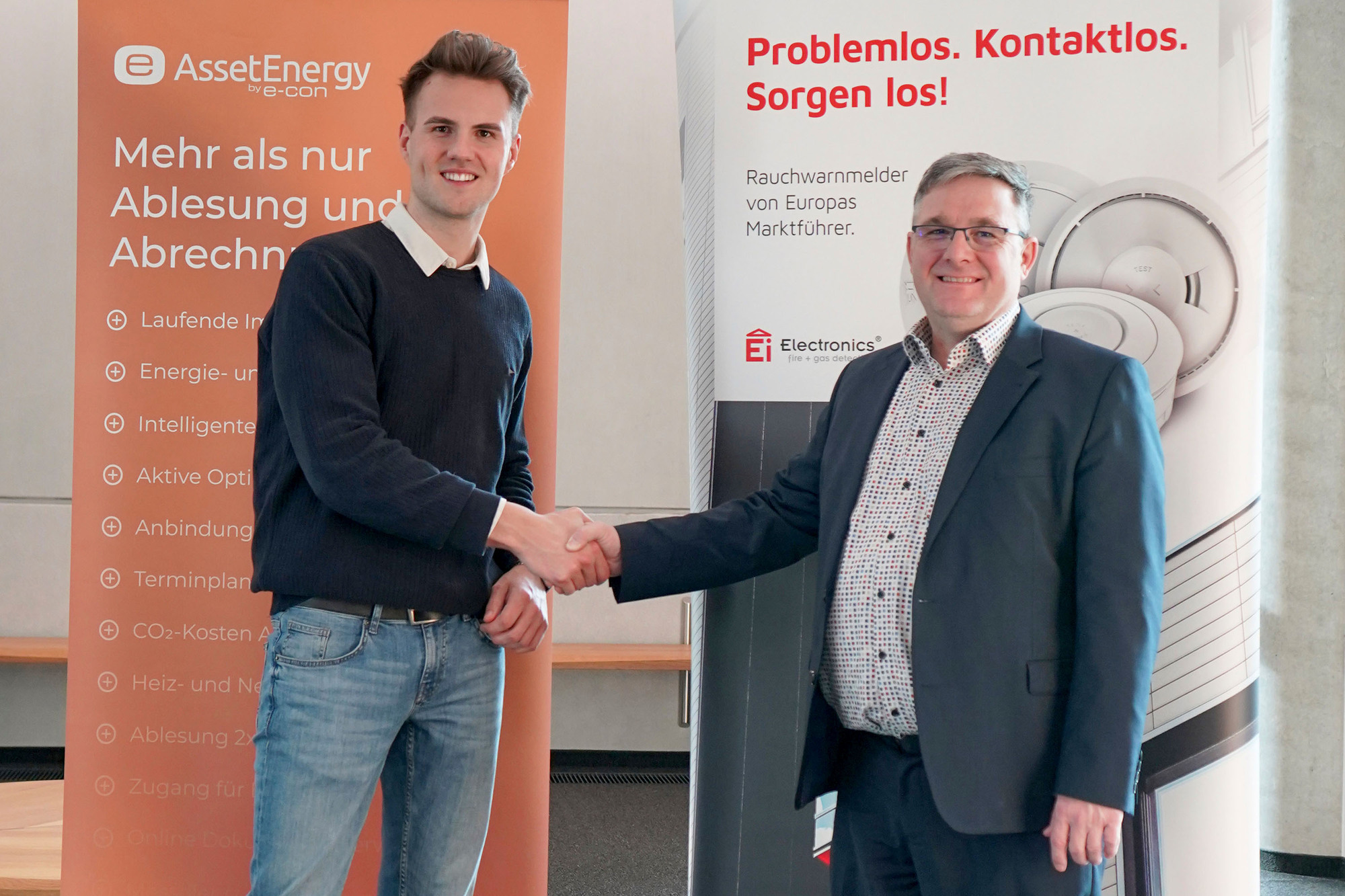 Lars Klocke (links) von Asset Energy und Rainer Eisenach von Ei Electronics besiegeln ihre Partnerschaft für die digitale Prozessoptimierung über AssetWork. Foto: Asset Energy GmbH