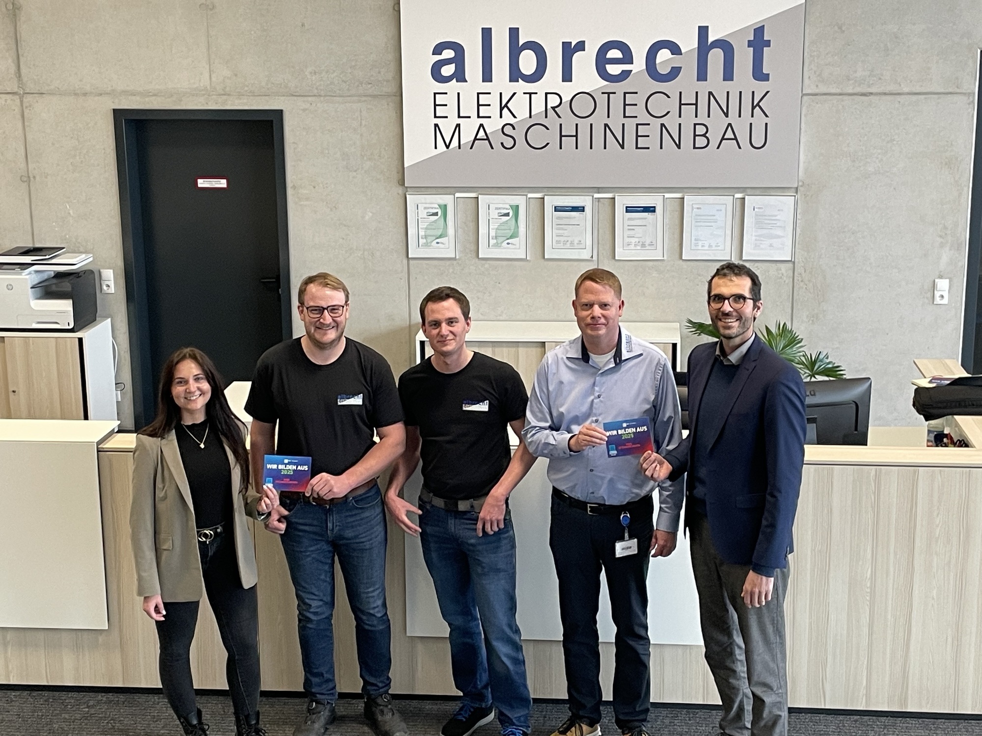 vo.li. IHK-Regionalberaterin Melina Ulderigo, Ausbilder Thaddäus Blanz, Ausbildungsleiter Philip Weihele, Personalleiter Michael Faste, IHK-Regionalgeschäftsführer Björn Athmer. Fotoquelle: IHK Schwaben / Franz Hasselberger