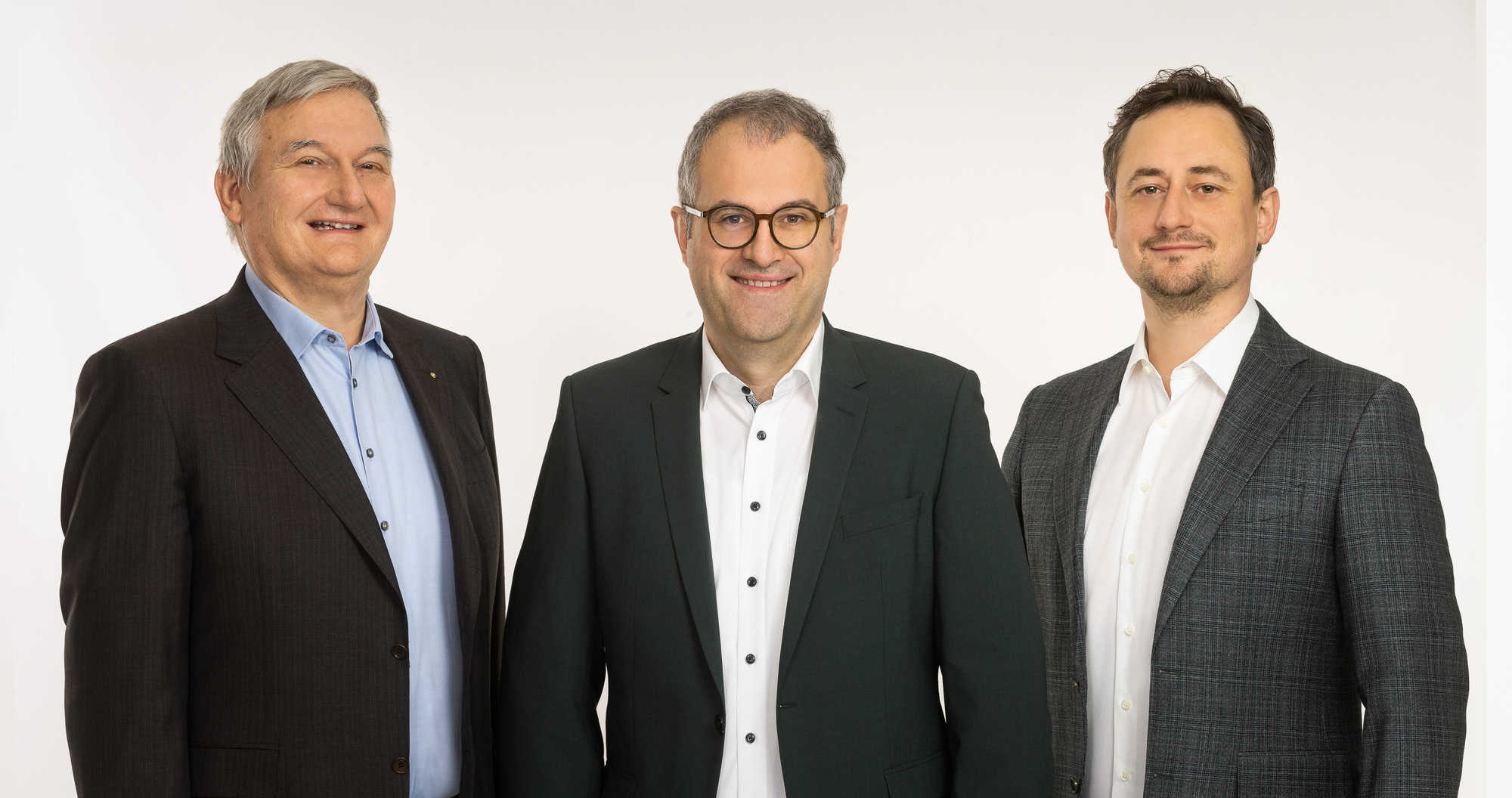 Geschäftsführer Armin Thienel (links) und Matthias Thienel (rechts) gratulieren Steffen Dollmann zurProkura. Foto: Studio Herzig