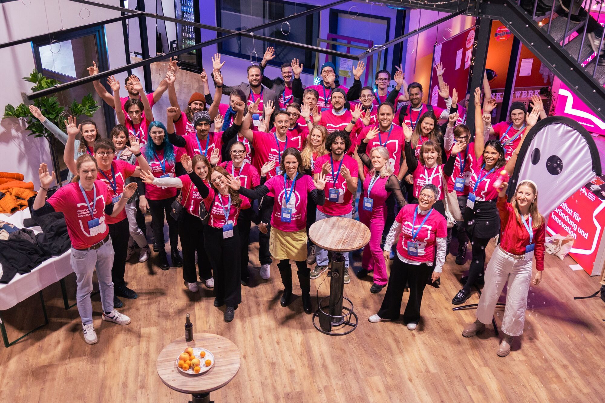 Das Team des THA_funkenwerks mit gründungsinteressierten Studierenden bei „Augsburg gründet!” im November 2024. Foto: THA_funkenwerk