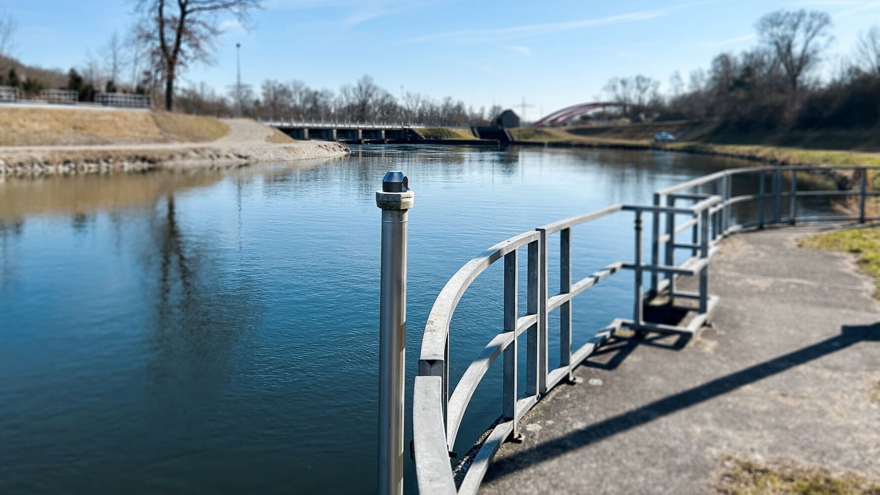 Der Hochwasserpegel misst den Wasserspiegel im Hauptgewässer wie hier am Lechkanal in Gersthofen.