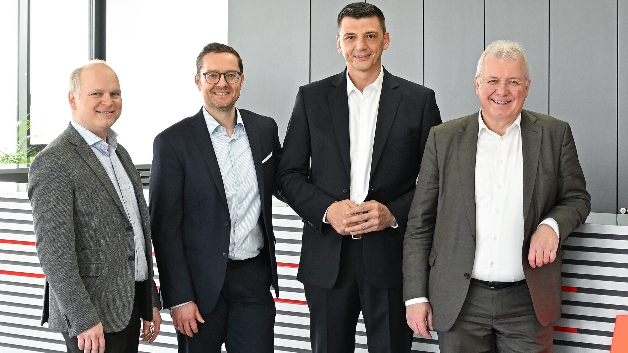v.l.n.r. Thomas Bobinger, Dr. Marco Wagner, Christian Sokcevic und Markus Ferber beim Firmenbesuch.