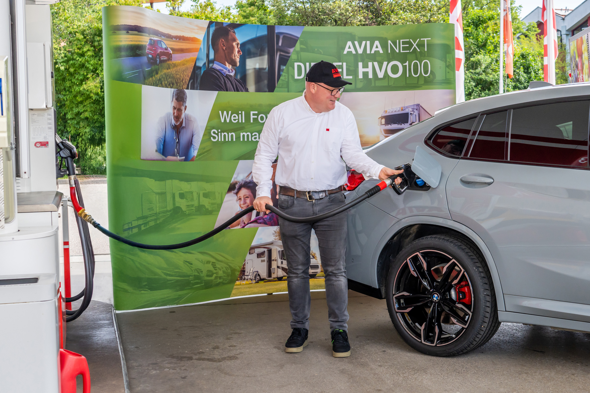 Richard Walch bei der Eröffnung der AVIA Tankstelle in Oberhaching, an der der HVO100 Diesel getankt werden kann. Foto: ILZHÖFER Inh. Walch GmbH &amp; Co. KG