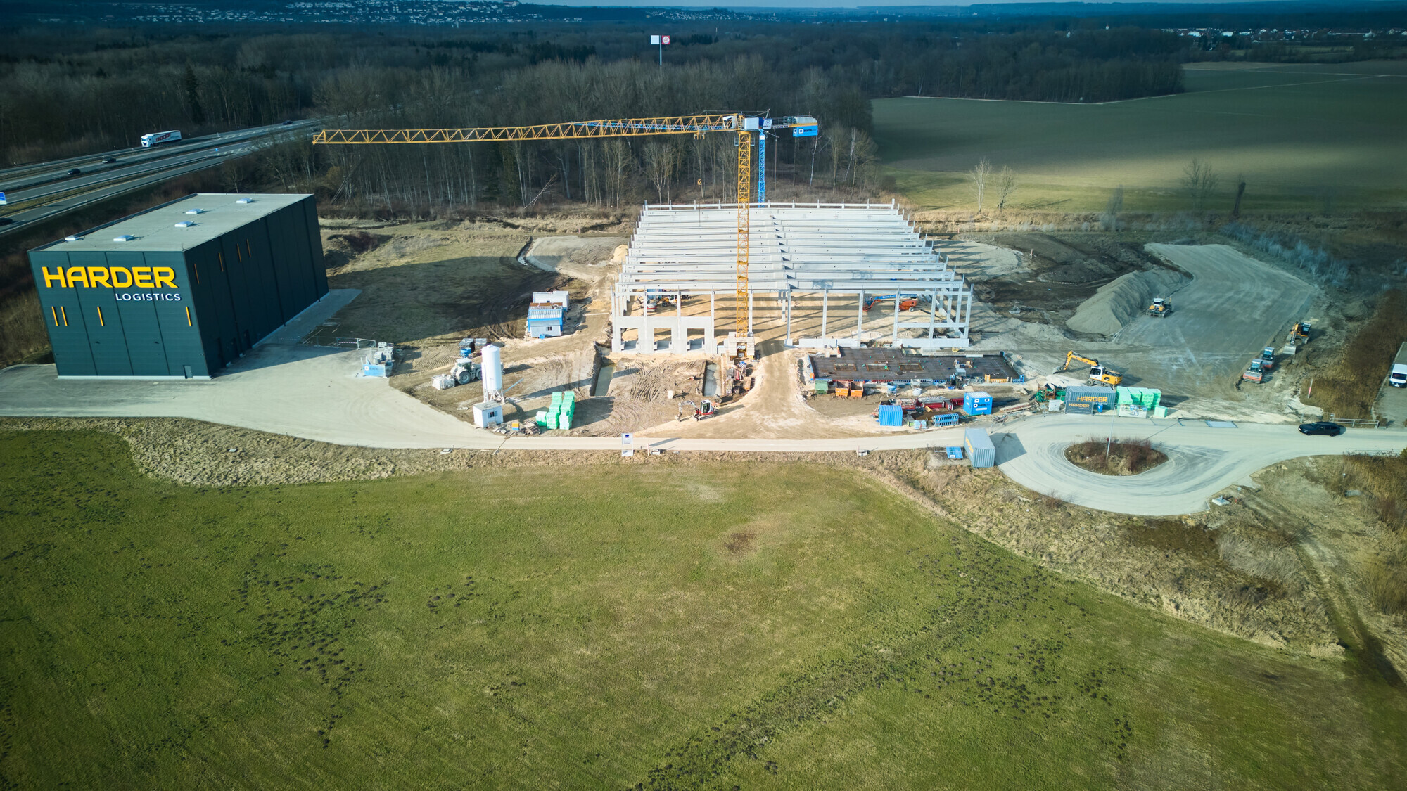 Auf dem eigenen Grundstück im Gewerbegebiet Riffelbank entstehen aktuell eine neue Logistikhalle, ein Bürogebäude und weitere Logistikaußenflächen. Foto: Harder logistics