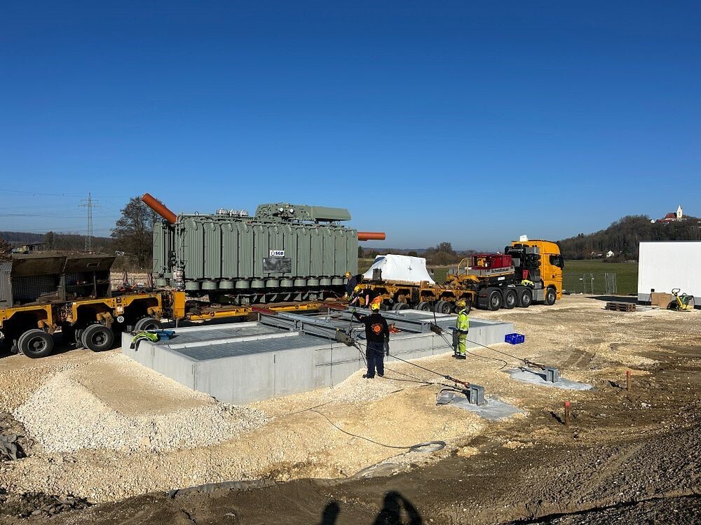 Anfang März wurde der 80-MVA-Transformator für die Einspeisesteckdose in das Umspannwerk Balzhausen geliefert.