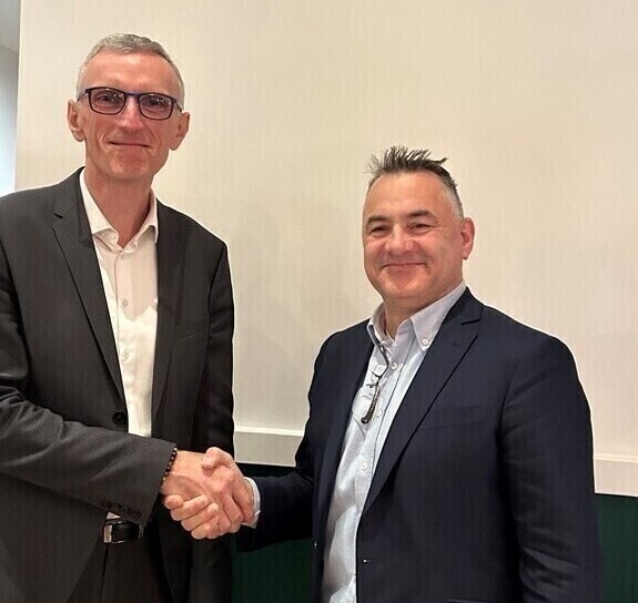 Frédéric Maillard (links), Präsident von EDF-PEI, und Arnauld Filancia (rechts), Präsident von MAN Energy Solutions Frankreich. Foto: MAN Energy Solutions