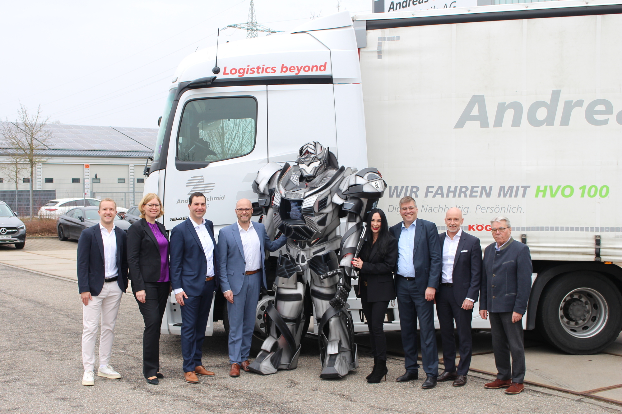 v.l.n.r. Kevin Kolb (Inhaberfamilie Andreas Schmid Group), Dr. Claudia Ambrosy (CFO Andreas Schmid Group), Dr. Matthias Marquart (CDO Andreas Schmid Group), Staatsminister Dr. Fabian Mehring, Sabine Kolb (Geschäftsführerin media.d.sign), Dr. Wolfgang Hübschle (Wirtschaftsreferent der Stadt Augsburg), Alessandro Cacciola (CEO Andreas Schmid Group) und Gerhard Wiedemann (Stellvertretender Aufsichtsratsvorsitzender Andreas Schmid Group) mit dem Andreas Schmid Roboter. Fotoquelle: B4BSchwaben.de / Paul Eisenhofer