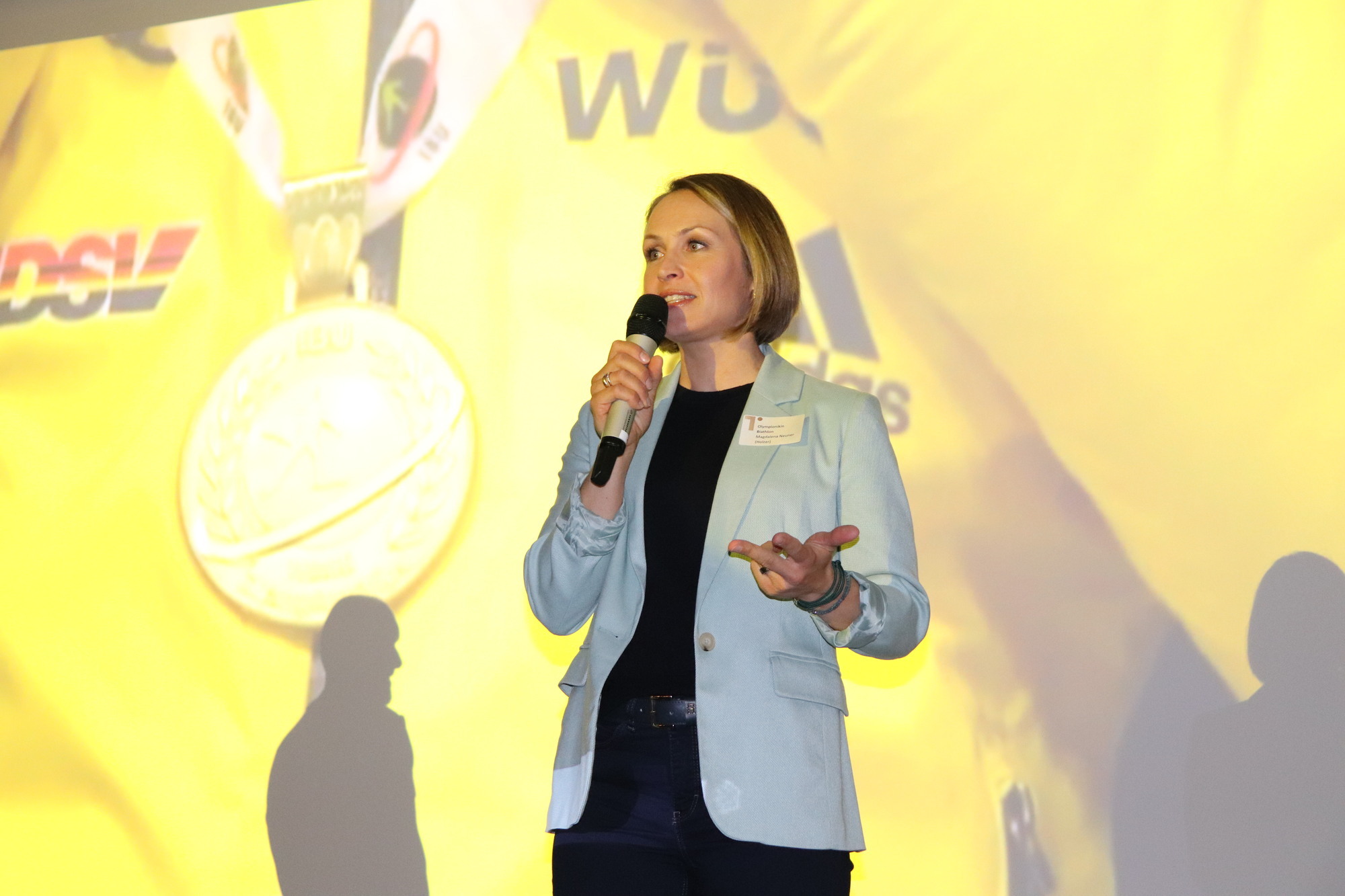 Biathlon-Legende Magdalena Neuner, heute Holzer, beim Impulsvortrag. Foto: B4BSCHWABEN.de