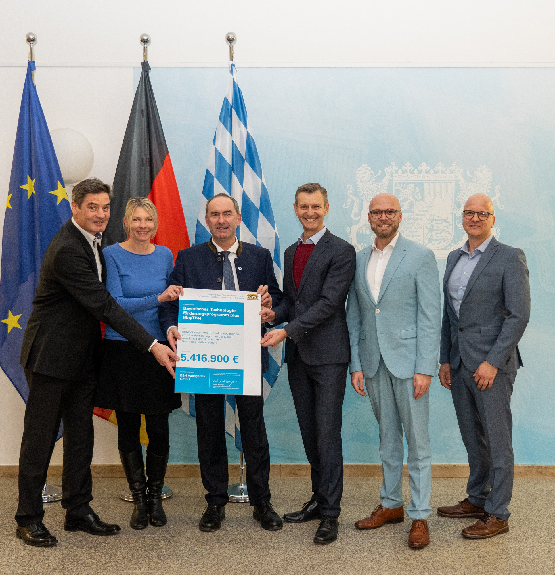 Wirtschaftsminister Hubert Aiwanger übergab die Förderung an die BSH. Foto: Bayerische Staatsministerium für Wirtschaft, Landesentwicklung und Energie