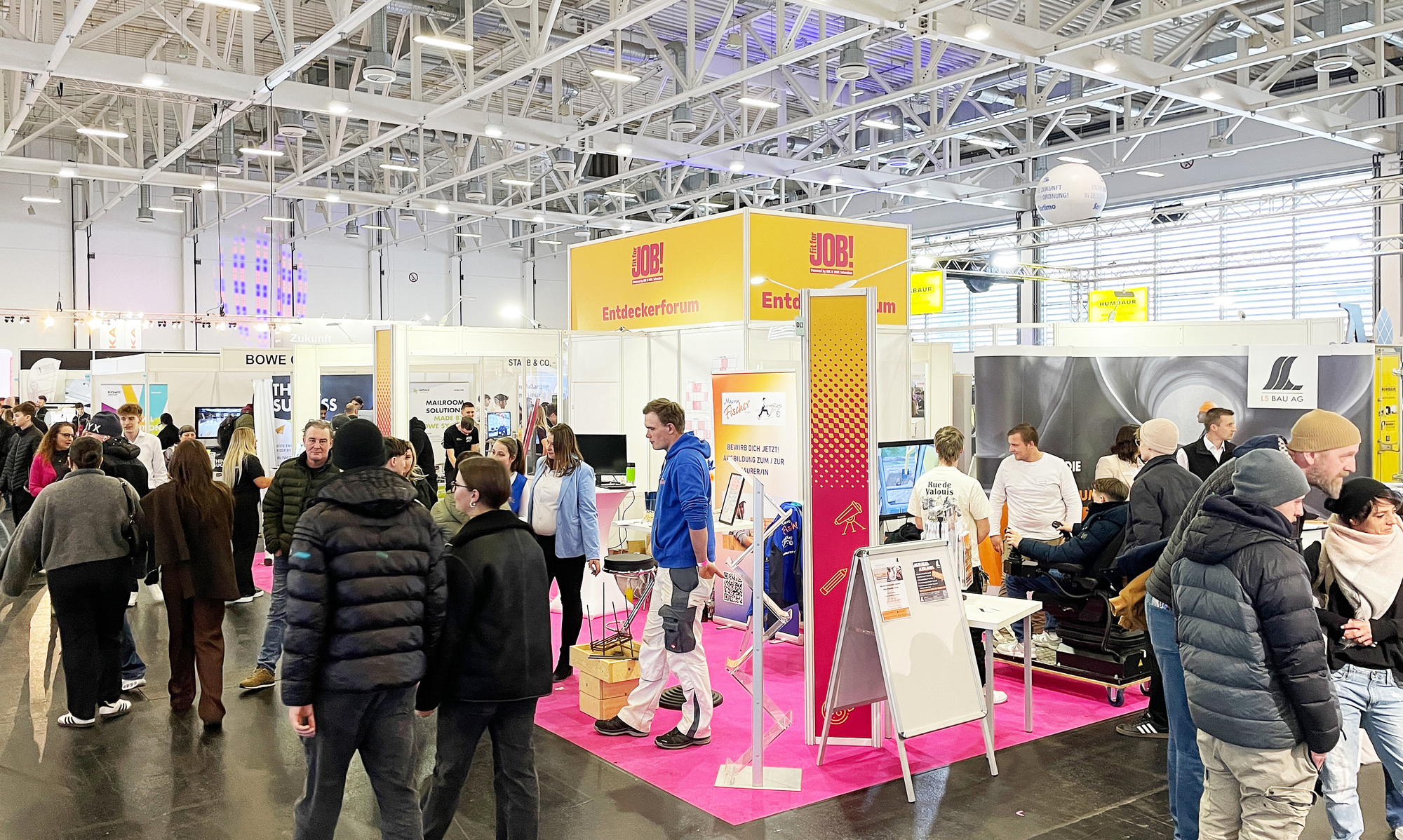 Wieder großer Andrang bei der fitforJOB!. Knapp 6.500 Schülerinnen und Schüler sowie deren Eltern informierten sich in Augsburg bei Schwabens größter Berufsinfomesse über die beruflichen Chancen und Karrieremöglichkeiten. Foto: Sascha Schneider, HWK Schwaben