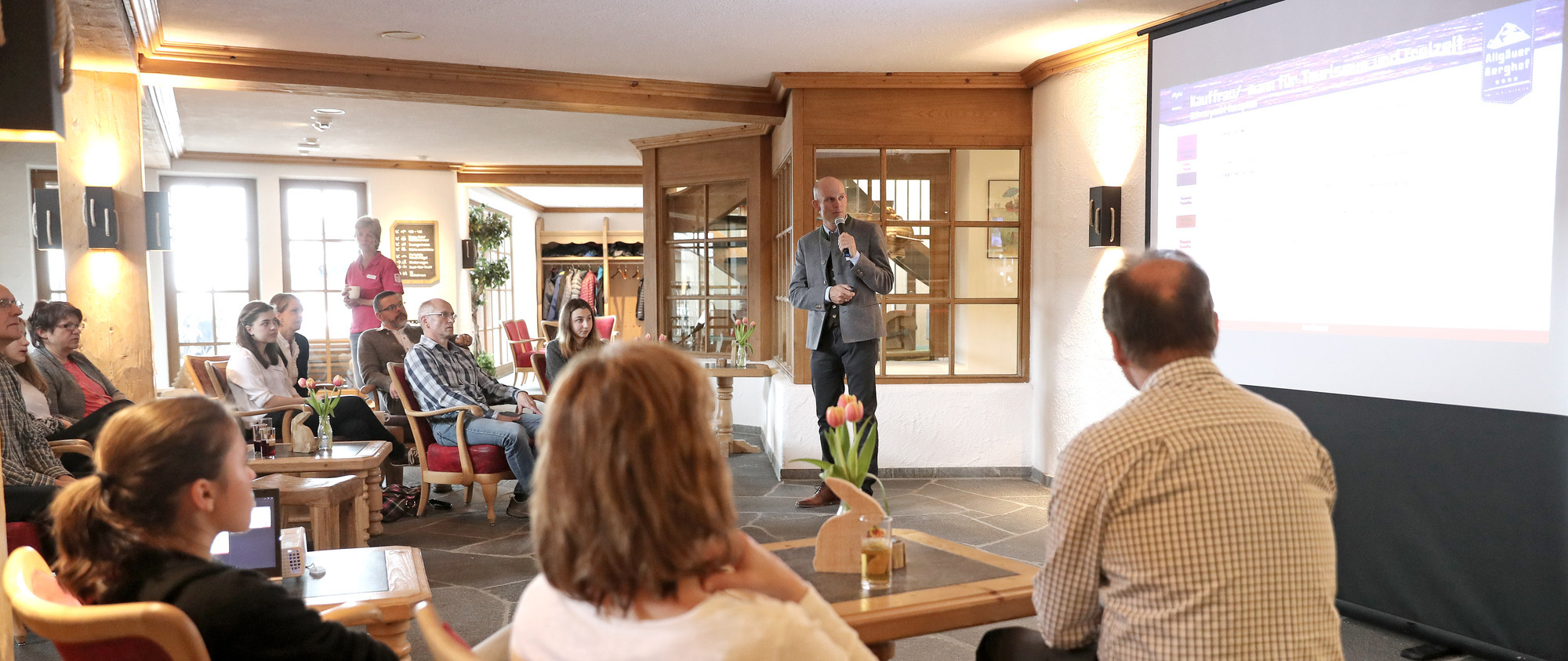 Hoteldirektor Christian Neusch erklärt Eltern und den Jugendlichen die Hintergründe zur Ausbildung. Foto: Allgäu AzubiTopHotel, Allgäuer Berghof