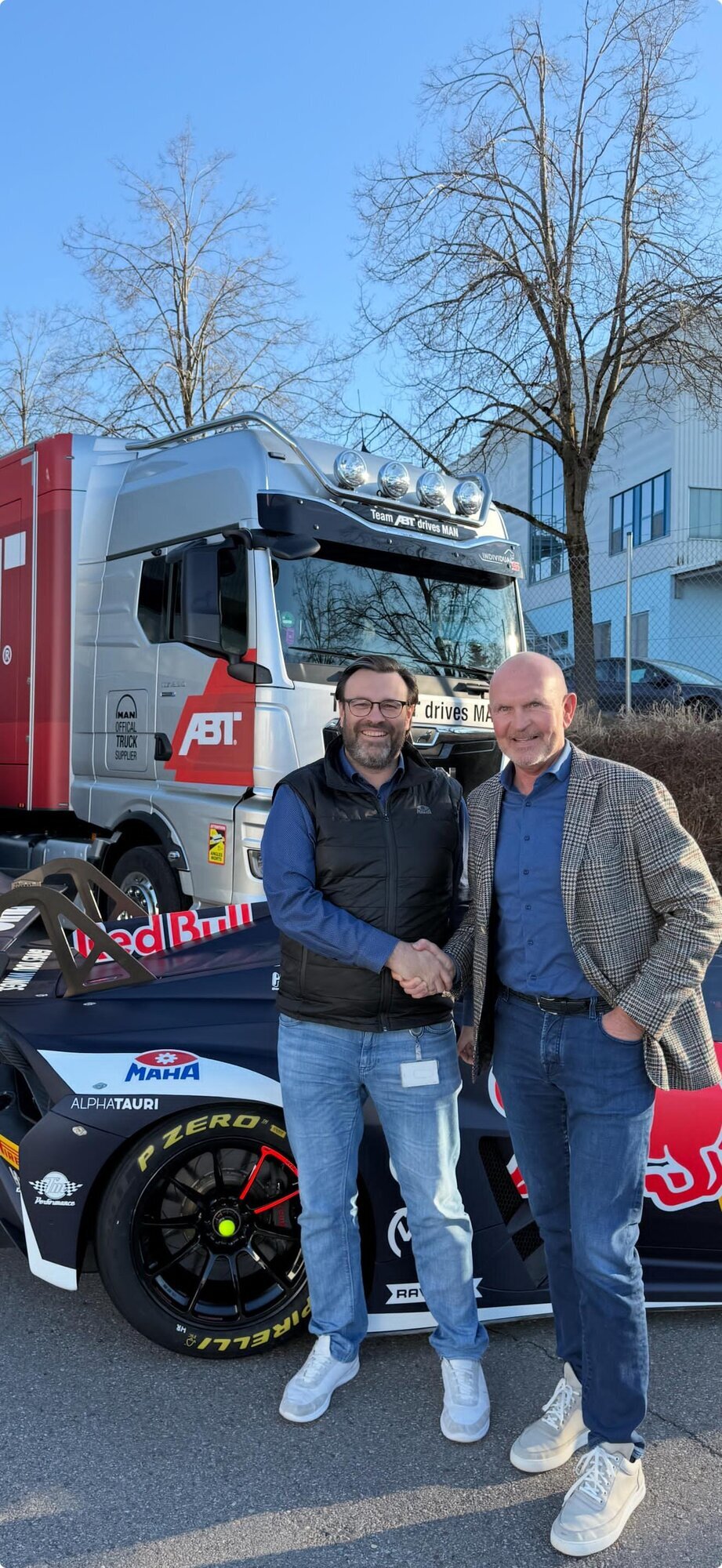 Von links: Dr. Peter Geigle (CEO der Maha Group) und Harry Unflath (Sportmarketing Chef bei Abt Sportsline) besiegeln die Fortführung der langjährigen erfolgreichen Zusammenarbeit. Foto: Abt