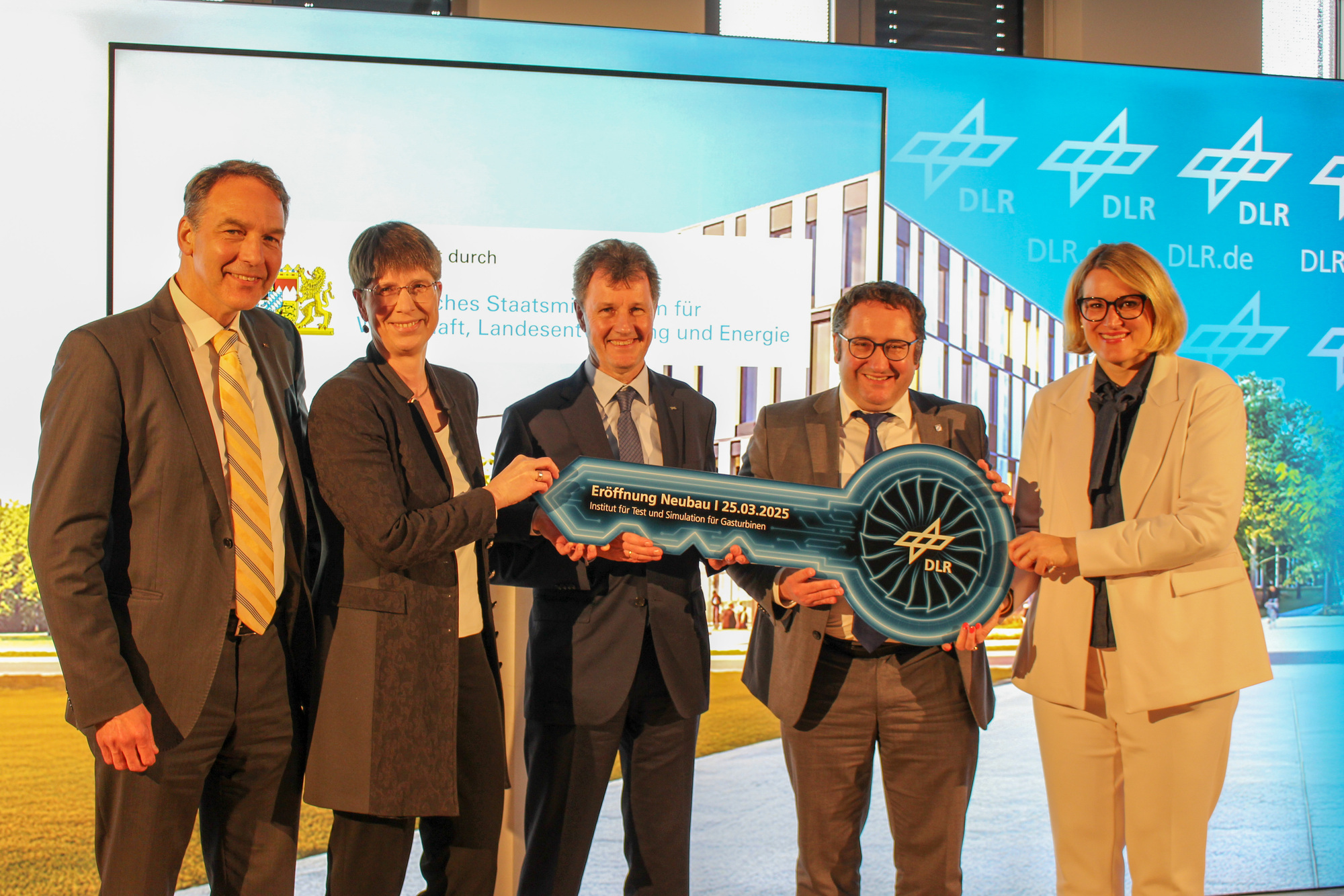 Bei der Eröffnung des Neubaus des DLR-Instituts für Test und Simulation für Gasturbinen in Augsburg wurde symbolisch ein Schlüssel überreicht. Von links: Stefan Reh (Vizedirektor des DLR-Instituts), Sabine Ardey (Direktorin DLR-Insituts), Markus Fischer (Bereichsvorstand Luftfahrt, DLR), Tobias Gotthard (Staatssekretär bayerisches Wirtschaftsministerium), Eva Weber (Oberbürgermeisterin Augsburg). Foto: B4B/ Katharina Seeburger