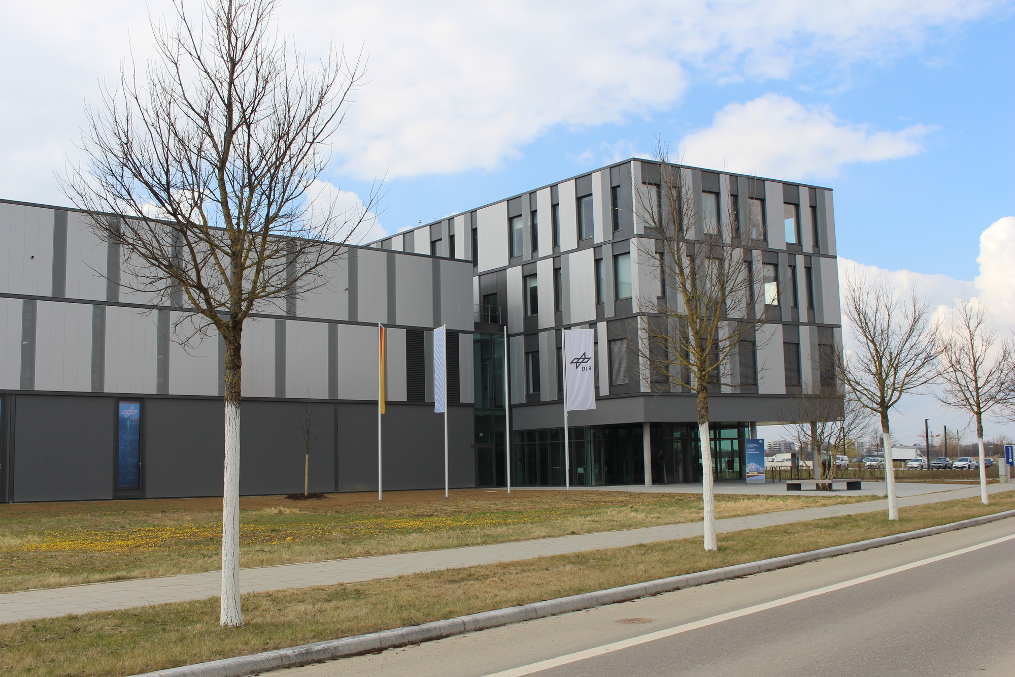 Der Neubau des Instituts für Test und Simulation für Gasturbinen steht im Innovationspark in Augsburg. Nicht weit davon entfernt befindet sich das DLR-Zentrum für Leichtbauproduktionstechnologie. Foto: B4B/ Katharina Seeburger