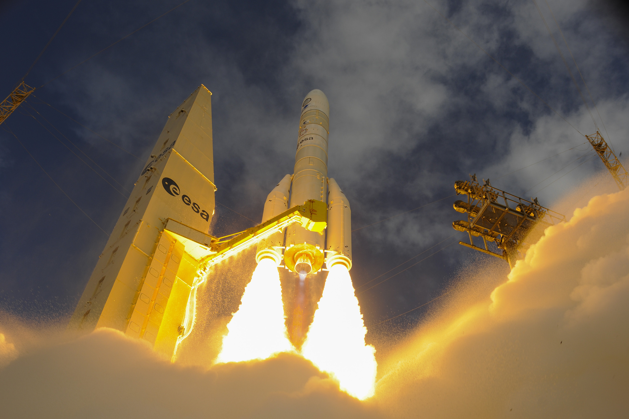 Der Erststart der Ariane 6 am 9. Juli 2024. MT Aerospace liefert die Tanks und die Außenhaut der Ariane 6. Foto: ESA/ Stephane Corvaja