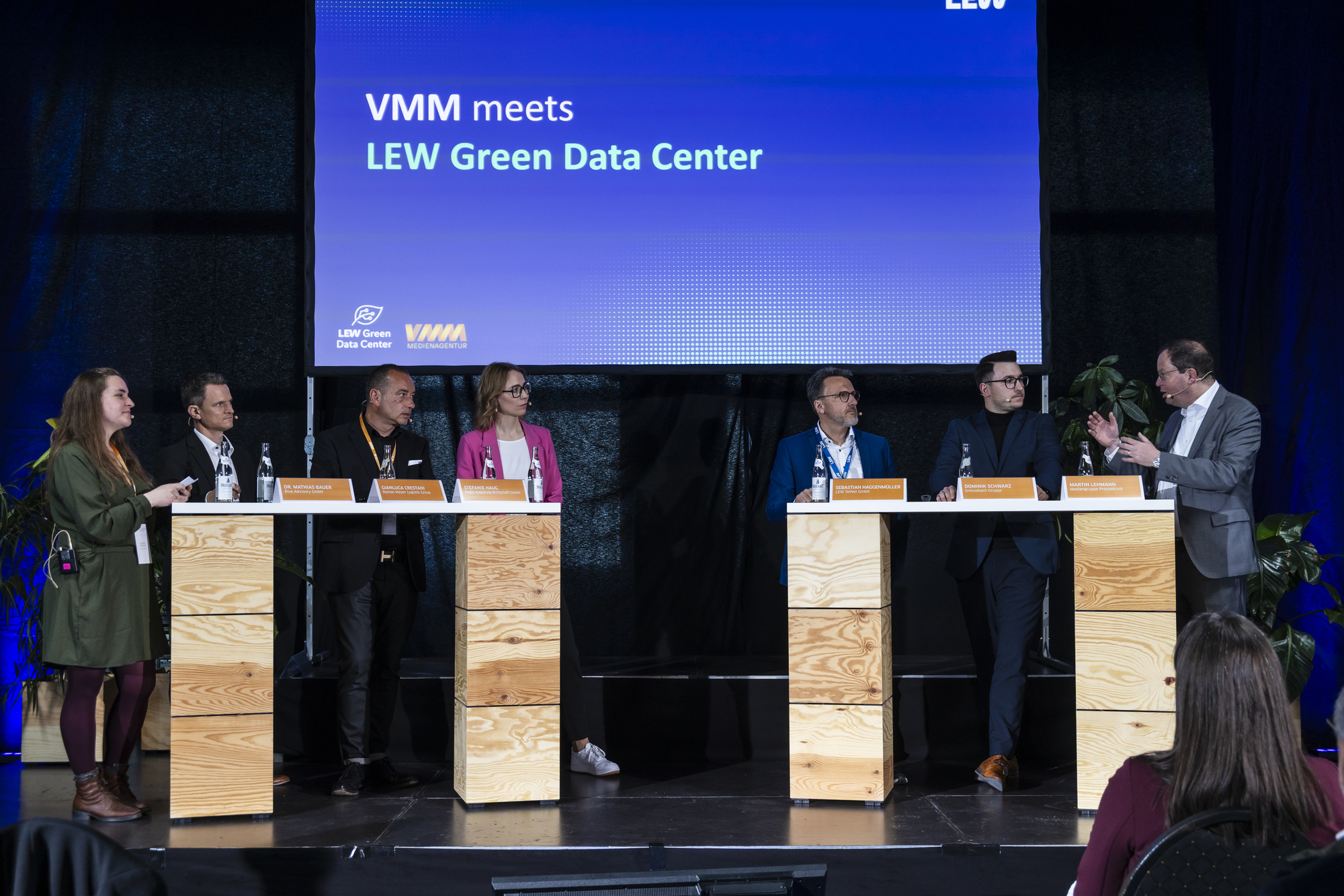 B4B-Redakteurin Katharina Seeburger beim B4B-Talk mit (von links nach rechts) Dr. Mathias Bauer, Blue Advisory GmbH; Gianluca Crestani, Roman Mayer Logistik Group; Stefanie Haug, Regio Augsburg Wirtschaft GmbH; Sebastian Haggenmüller, LEW TelNet GmbH; Dominik Schwarz, Grenzebach Gruppe und Martin Lehmann, Mediengruppe Pressedruck. Foto: B4BSCHWABEN.de