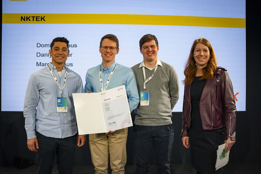 Daniyal Noor, Dominik Kraus und Marcel Kraus von NKTEK mit Anna Christmann. Foto: BMWK, Hannes Schmidt