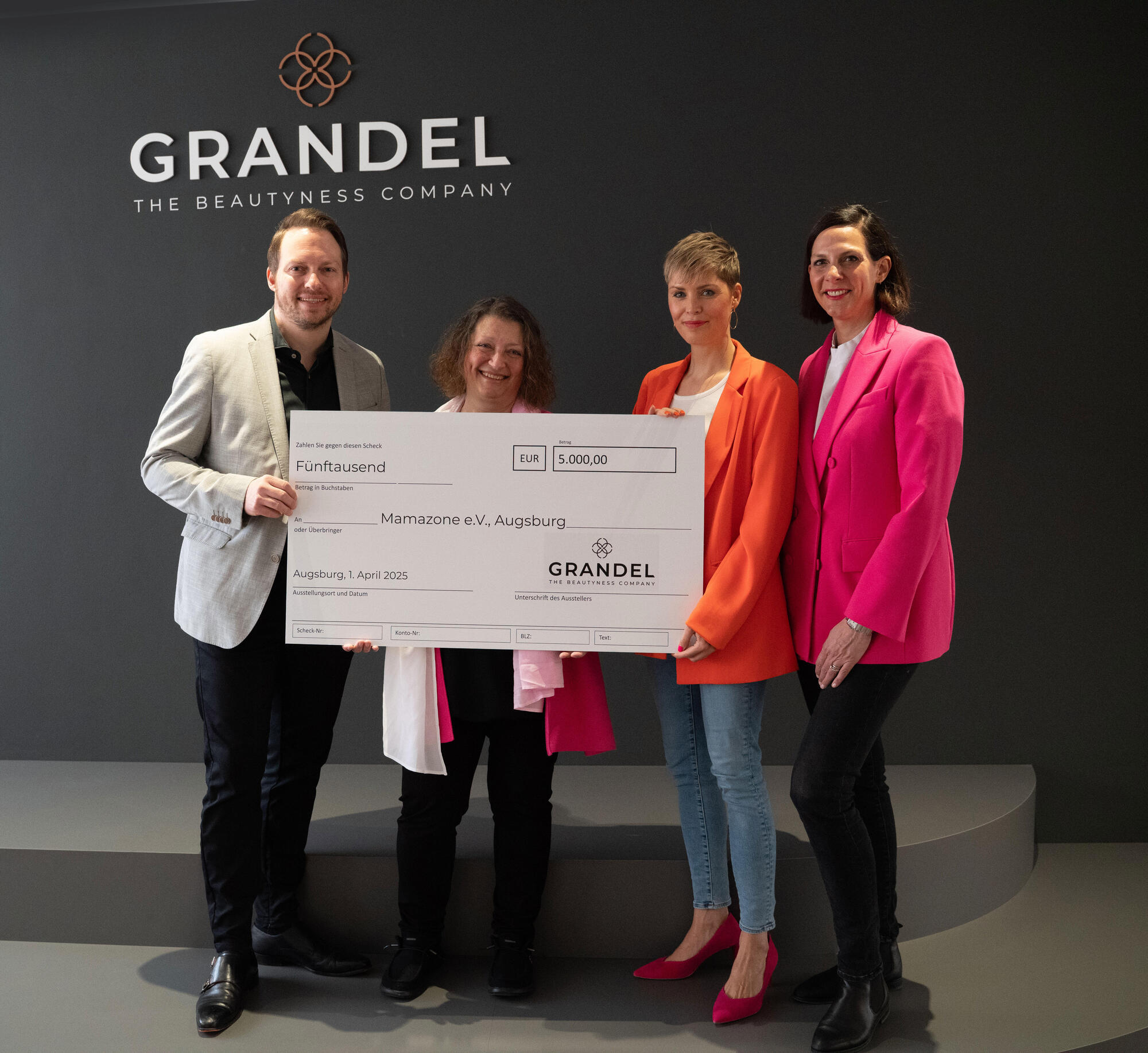 v.l.: Dr. Gabriel Duttler, Geschäftsführer, Biggi Welter, Vorstand Mamazone e.V., Carolin Kotke, Bestseller-Autorin und Gesundheits Influencerin und Stefanie Franz CMO und Mitglied der Unternehmensleitung. Fotoquelle: Grandel