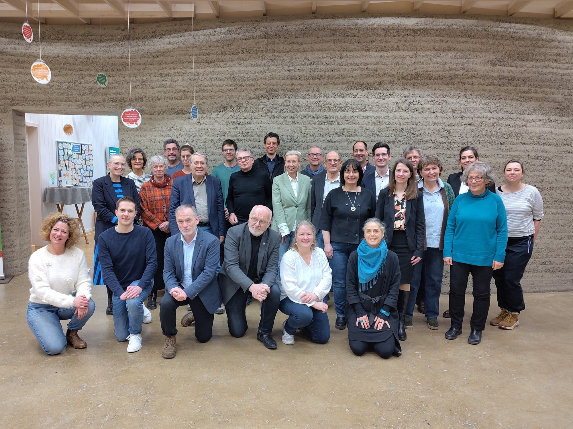 Die Mitglieder des Nachhaltigkeitsbeirats der Berufungsperiode 2025 bis 2027. Vorsitzende: Anne Schuester (vordere Reihe, erste v. r.) und Dr. Simon Meissner (hintere Reihe, fünfter v. r.). Foto: Büro für Nachhaltigkeit / Stadt Augsburg