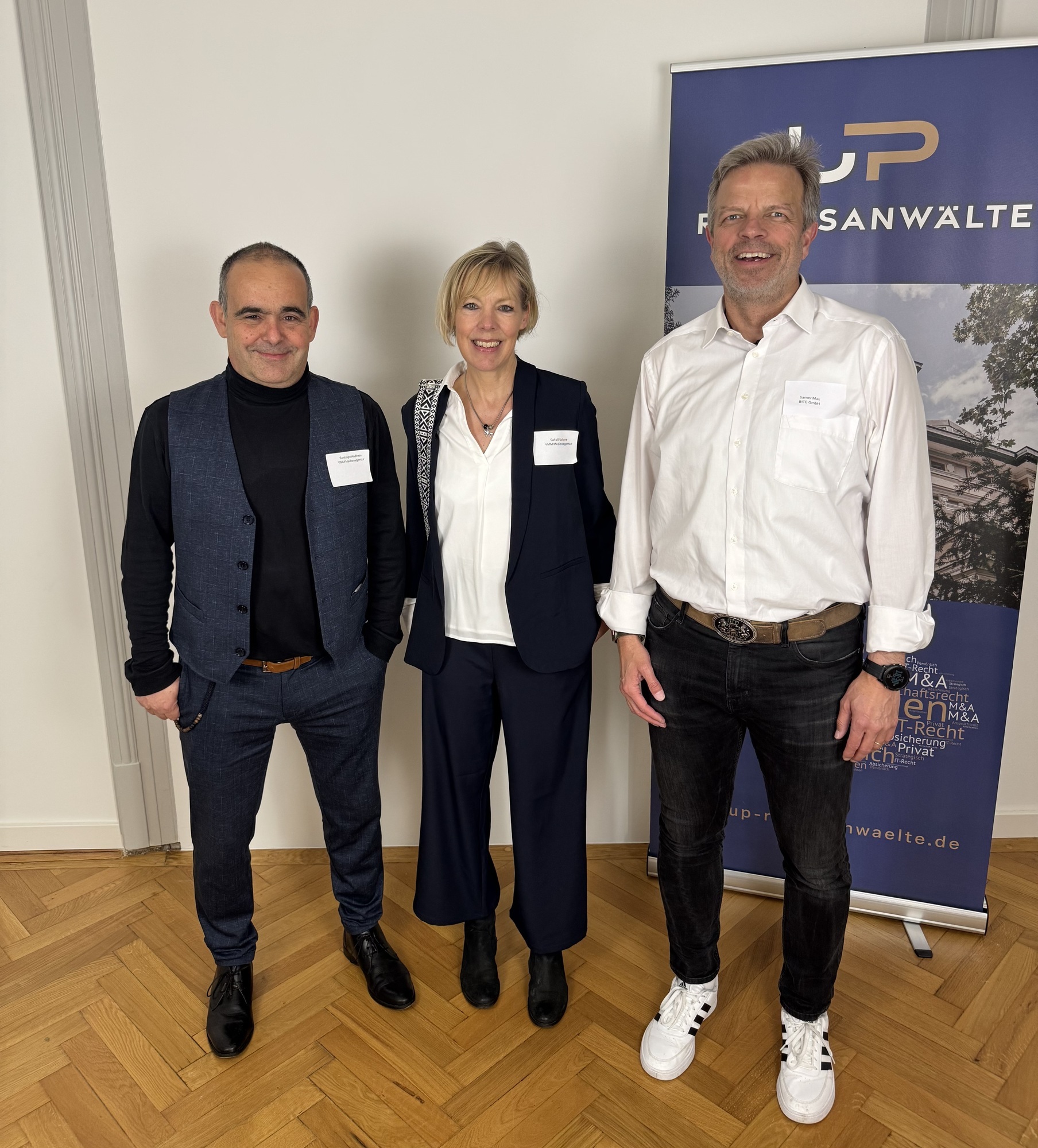v.l.n.r. Andres Santiago (Geschäftsführer der VMM Medienagentur), Sabine Sokoll (Head of Sales Schwaben der VMM Medienagentur), Max Samer (Sales Manager der BITE GmbH) Fotoquelle: UP Rechtsanwälte