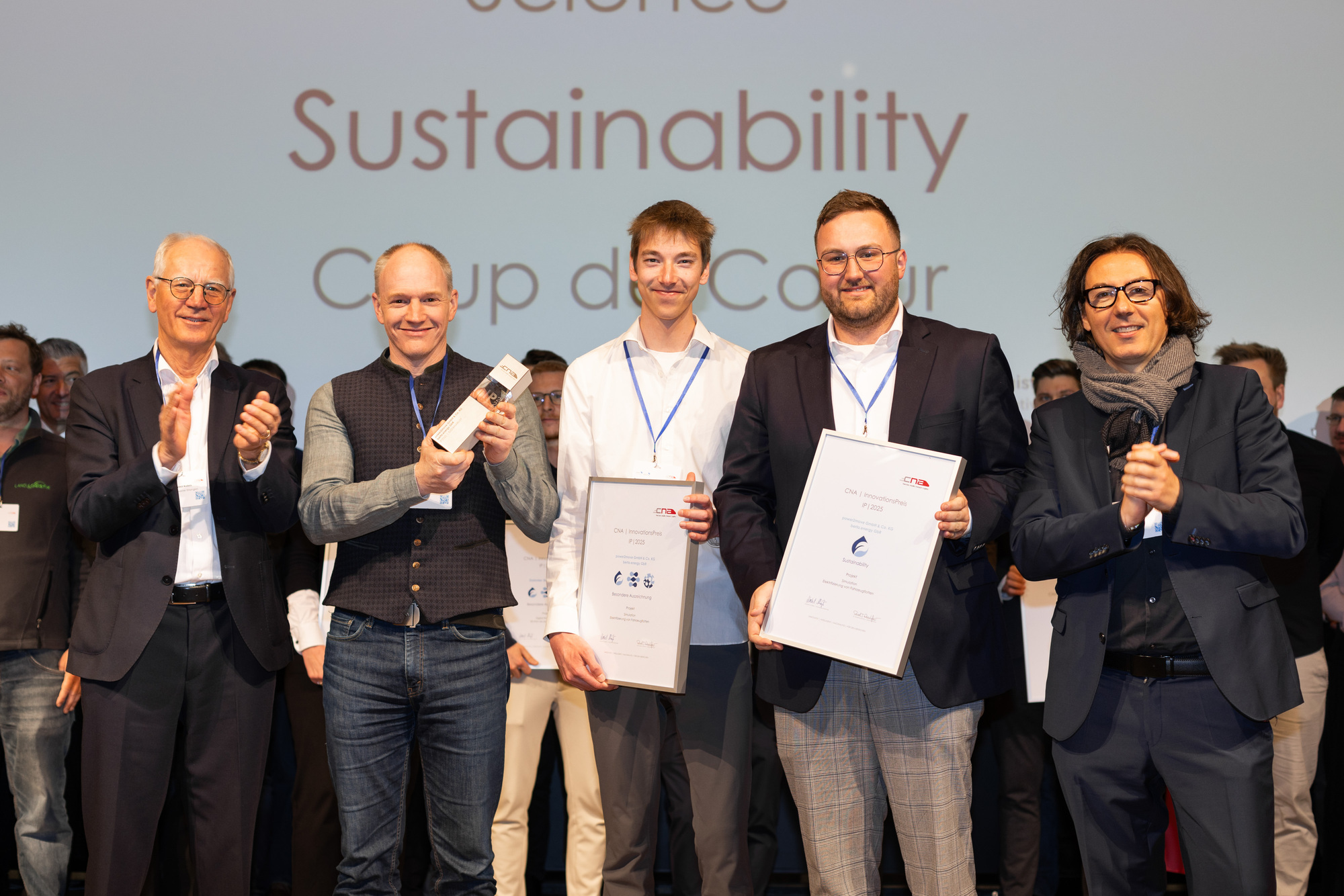 Die Gründer von berta.energy Tim Berchtold (2. von rechts) und Dominik Tartler (Mitte) nehmen gemeinsam mit Gründer und Geschäftsführer der Firma p2m Prof.Dr. Martin Steyer (2. von links) den CNA Innovationspreis 2025 entgegen. Foto: CNA e.V.