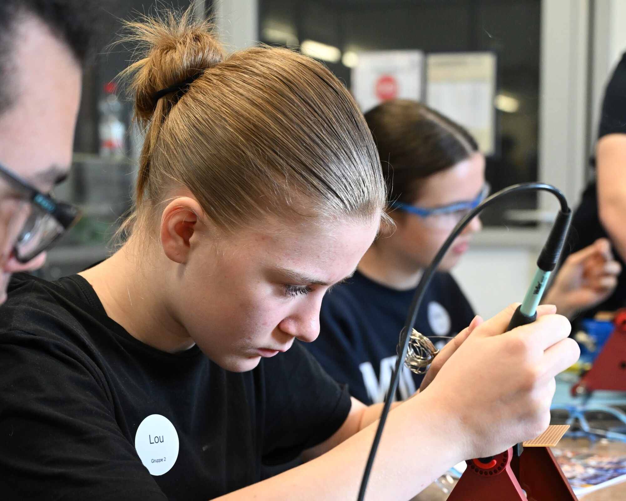 Technik zum Selbermachen: Im Rahmen des Girls Days stellten 25 Schülerinnen bei ZF ihre eigene Digitaluhr her.