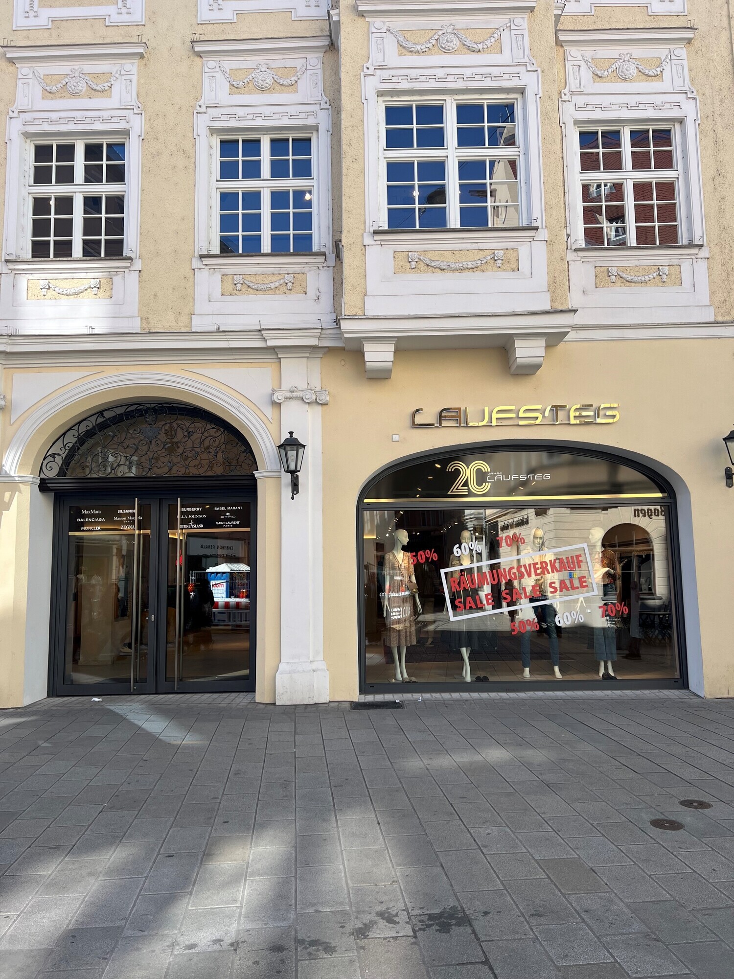 Nach über 20 Jahren Laufsteg Fashion Store mitten in Augsburg, muss Gründer Cüneyit Yilmaz Insolvenz anmelden.