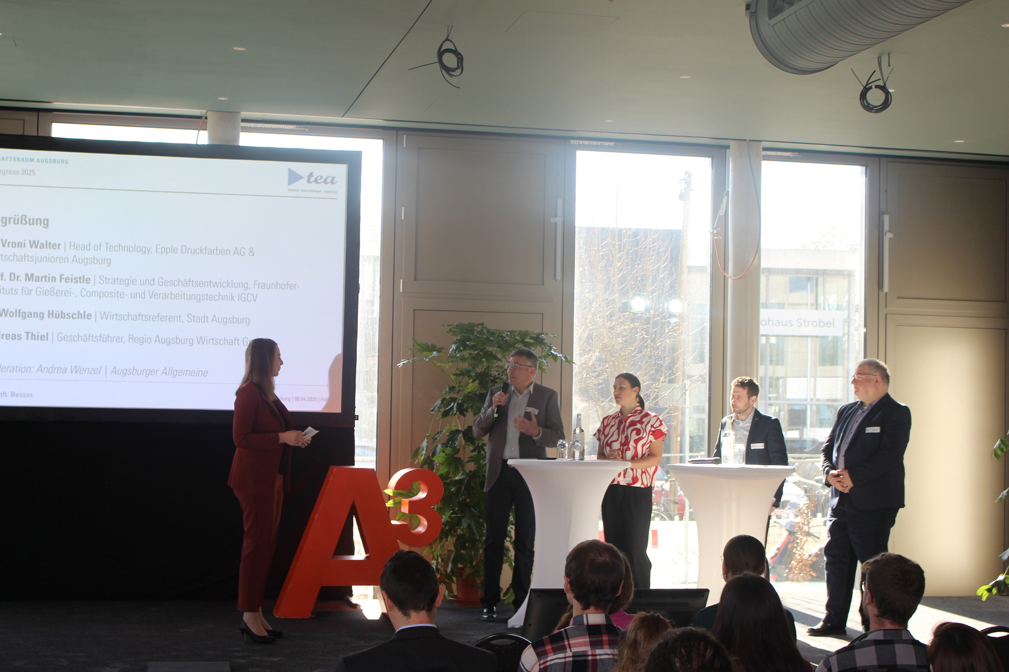 In einer eröffnenden Podiumsrunde erzählten Dr. Vroni Walter, Head of Technology, Epple Druckfarben AG &amp; Wirtschaftsjunioren Augsburg, Andreas Thiel, Geschäftsführer der Regio Augsburg Wirtschaft GmbH, Prof. Dr. Martin Feistle, Referent der Geschäftsleitung des Fraunhofer-Instituts für Gießerei-, Composite- und Verarbeitungstechnik IGCV sowie Dr. Wolfgang Hübschle, Wirtschaftsreferent der Stadt Augsburg, über die zukünftigen Entwicklungen des Wirtschaftsraums Augsburg. Foto: B4B/ Paul Eisenhofer